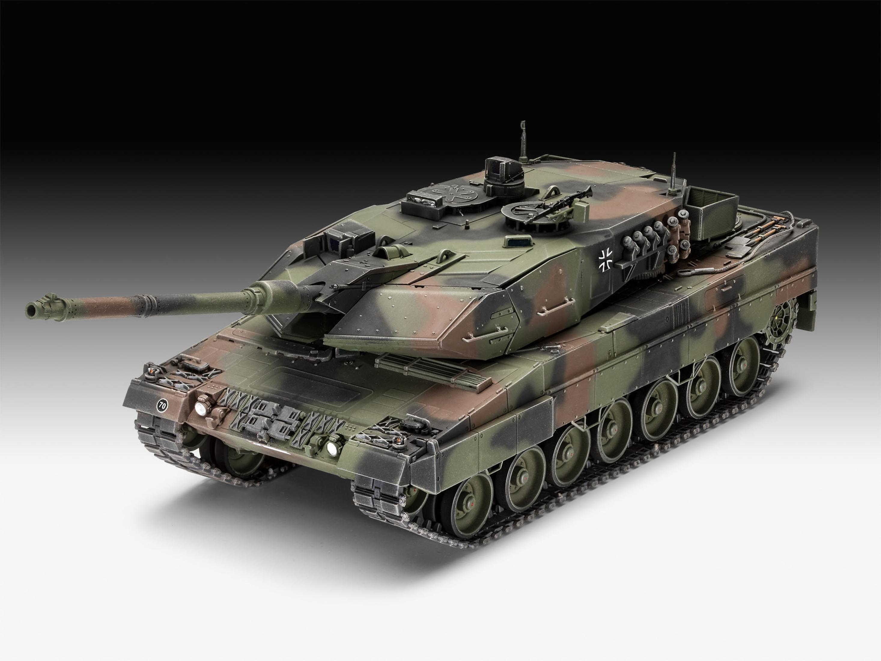 Ein Modell eines Militärpanzers in Tarnfarben mit langem Geschützrohr.