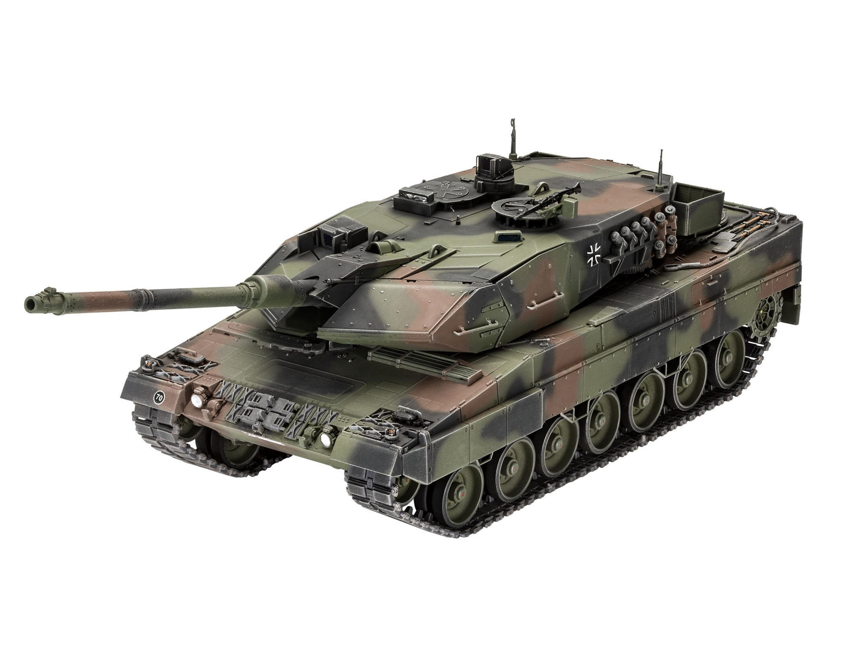 Ein Militärpanzer, getarnt in Grün und Braun, ruht auf einer weißen Oberfläche.