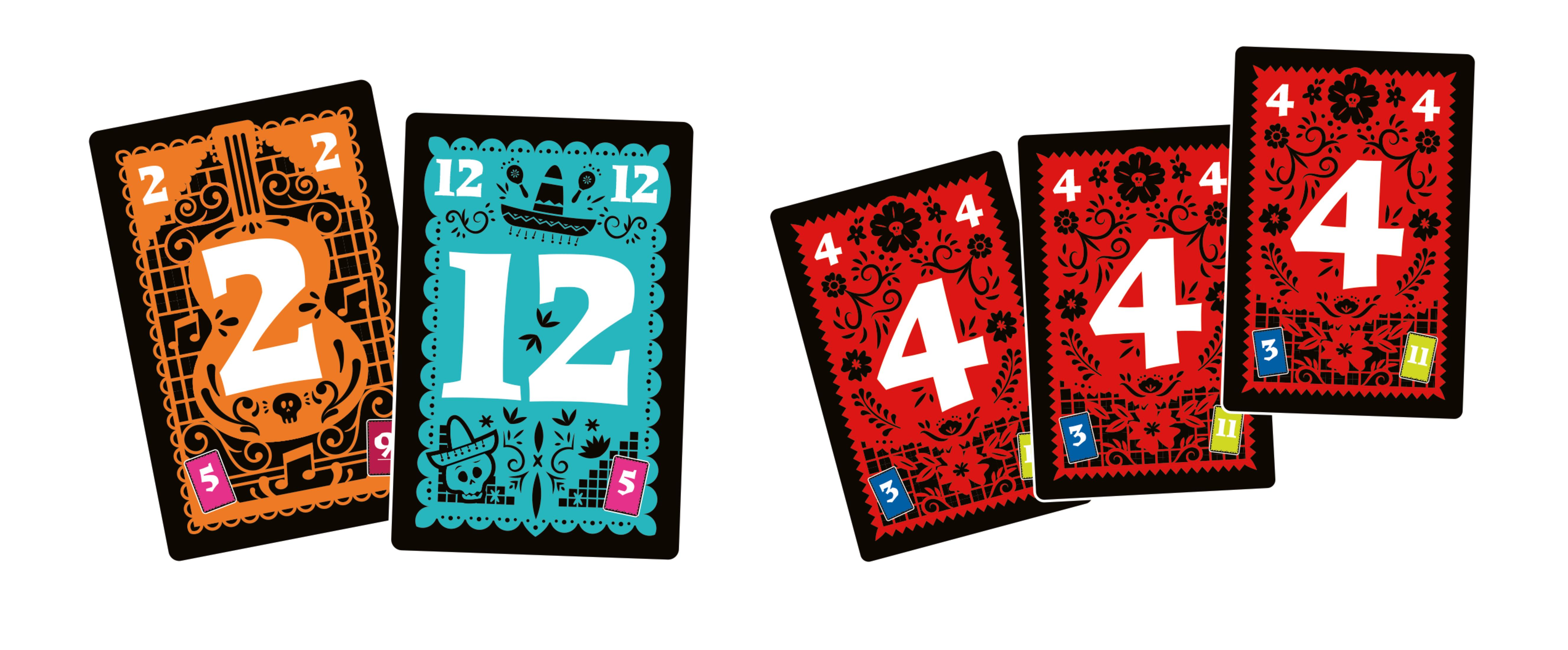 Quatre cartes de jeu colorées. Deux cartes avec des chiffres et deux avec le chiffre 4. Fond blanc.