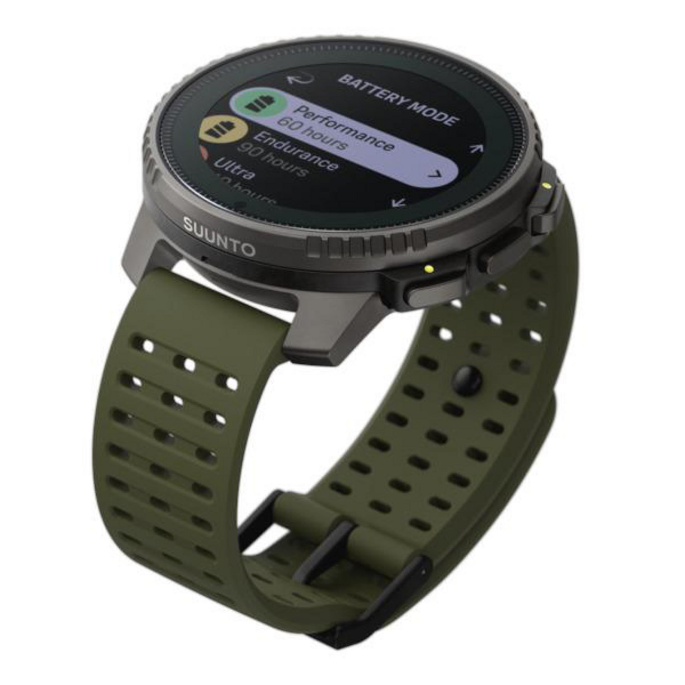 Eine Suunto Smartwatch mit grünem Armband. Der Bildschirm zeigt Batterie- und Leistungsmodi an.