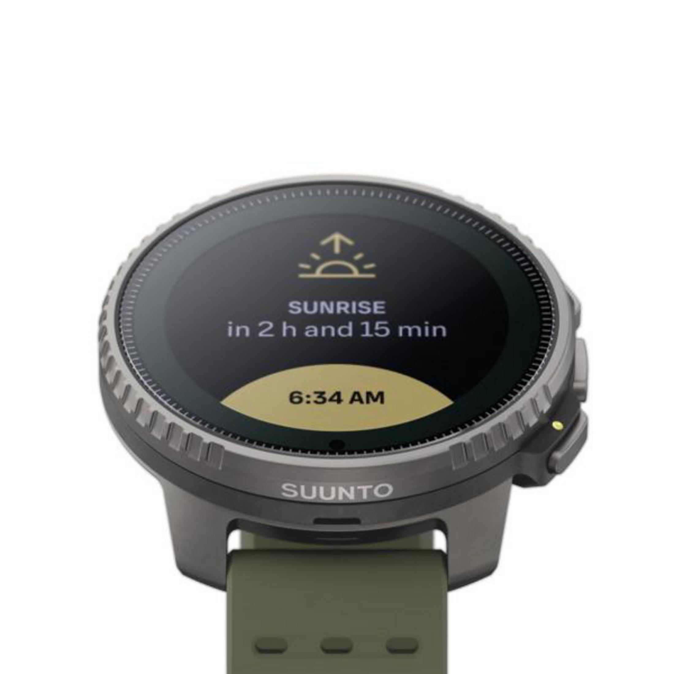 Suunto Sportuhr zeigt Sonnenaufgang in 2 Stunden und 15 Minuten an. Olivgrünes Armband.