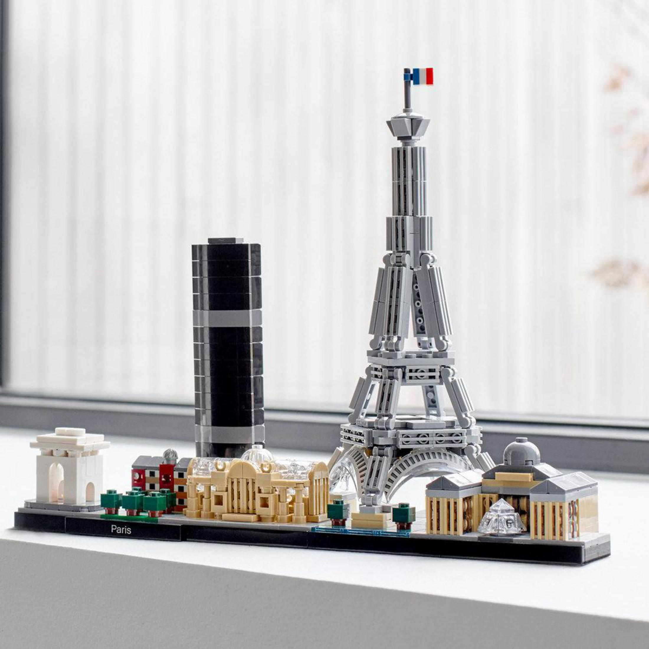 Lego-Modell der Pariser Skyline. Enthält den Eiffelturm, den Arc de Triomphe und andere Gebäude.