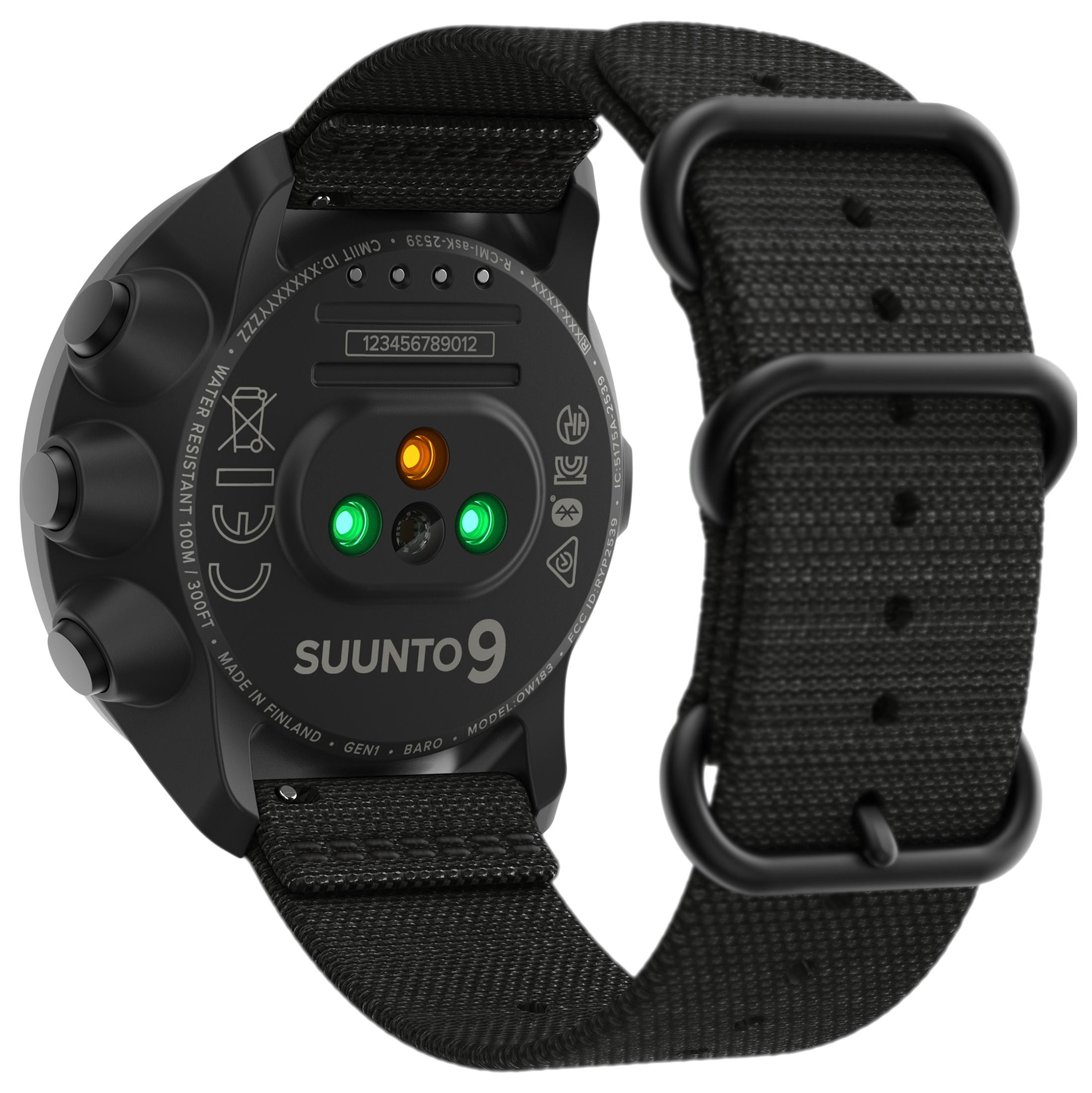 Schwarze Suunto 9 Uhr mit schwarzem Armband. Rückansicht zeigt Sensorarray und Seriennummer.