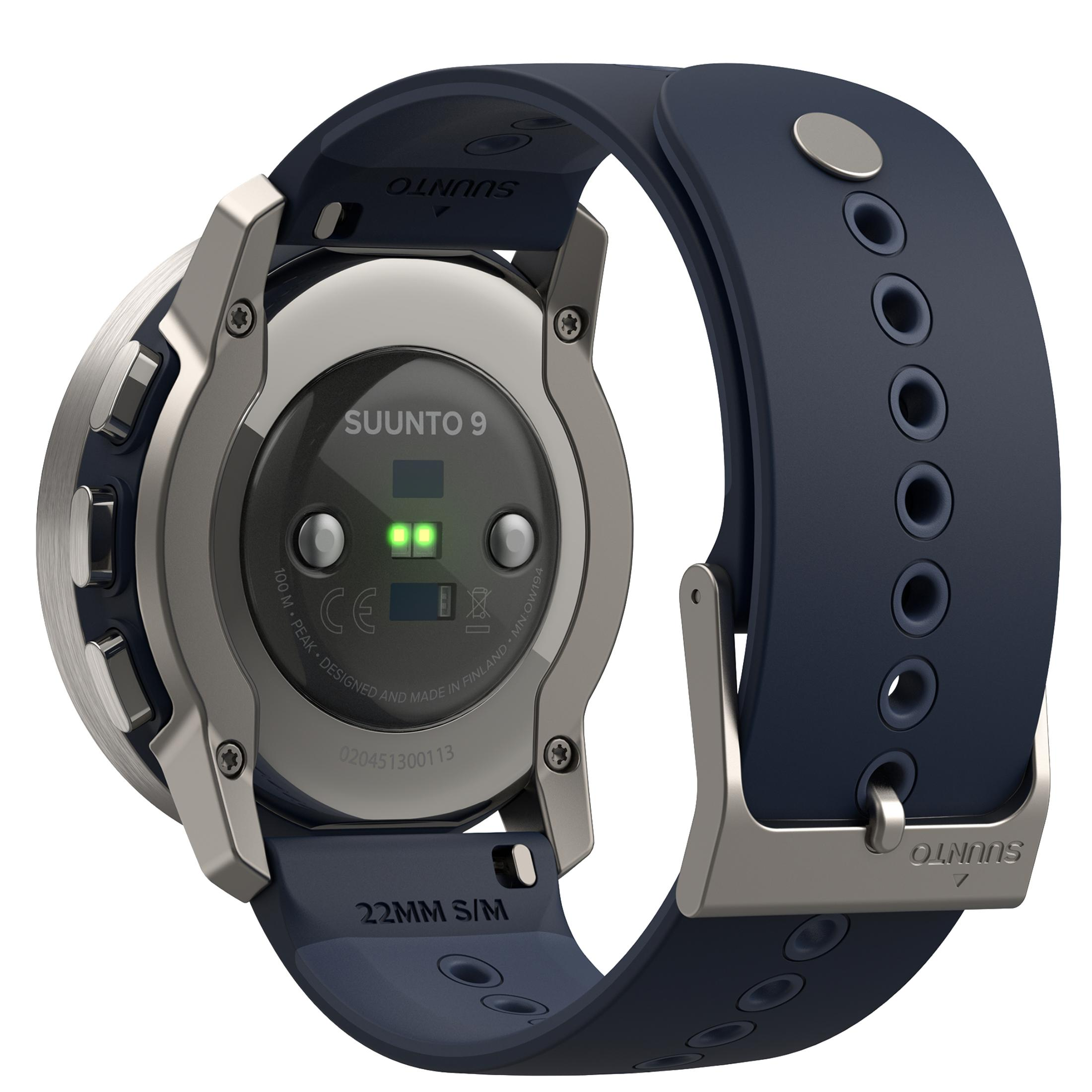 La parte trasera de un reloj Suunto 9, con correa azul. El reloj tiene un marco de metal.