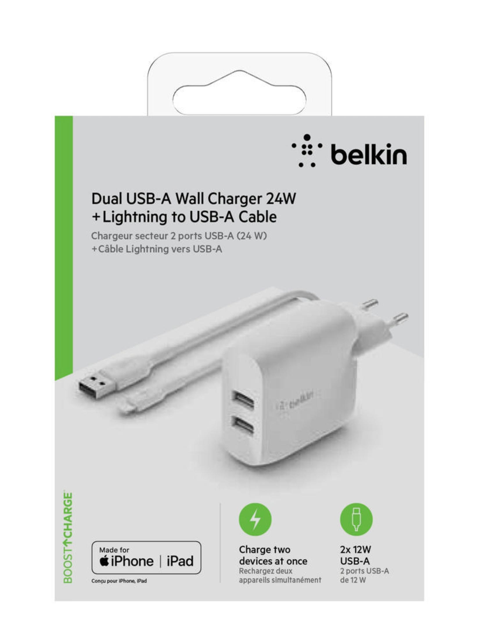 Caricabatterie da parete Belkin bianco con due porte USB e cavo Lightning-USB-A bianco.
