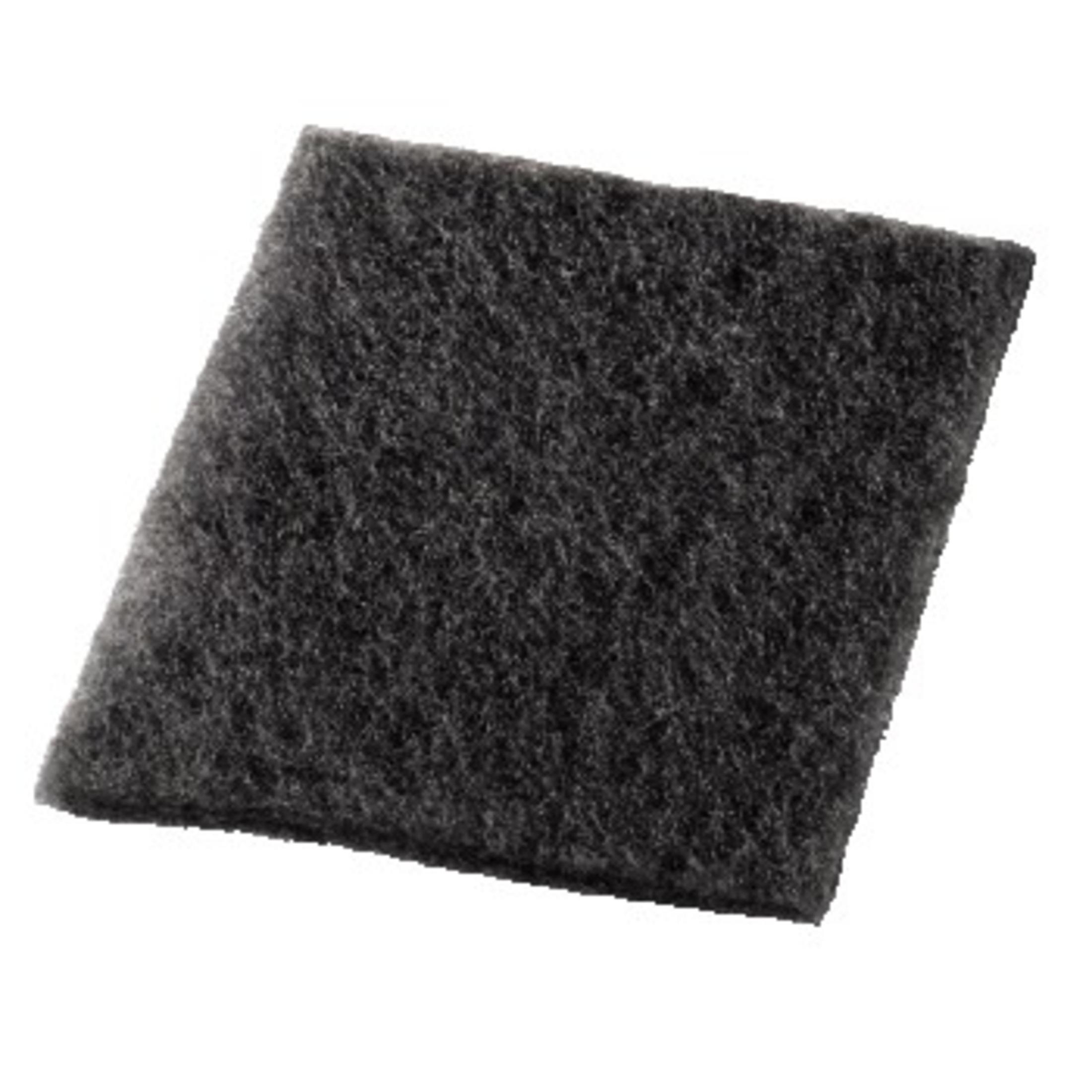 Un filtro dell'aria quadrato grigio scuro su sfondo bianco.