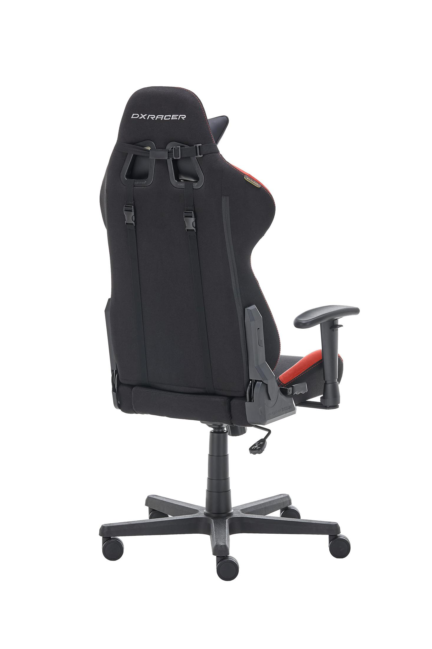Schwarzer DXRacer Gaming-Stuhl, von hinten gesehen. Rote Akzente. Weißer Hintergrund.