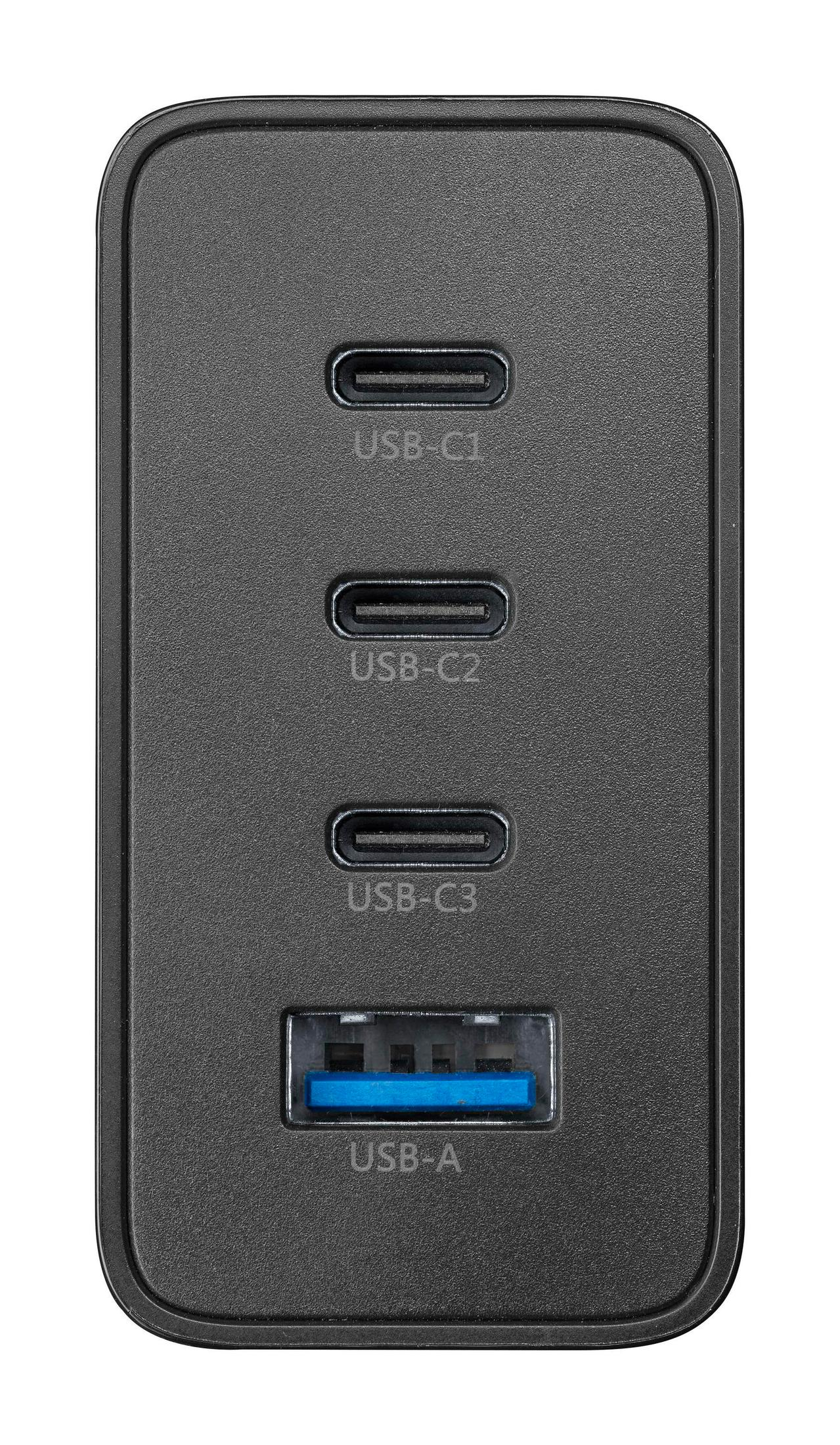 Schwarzes Netzteil mit vier USB-Anschlüssen: drei USB-C und ein USB-A. Anschlüsse sind beschriftet.