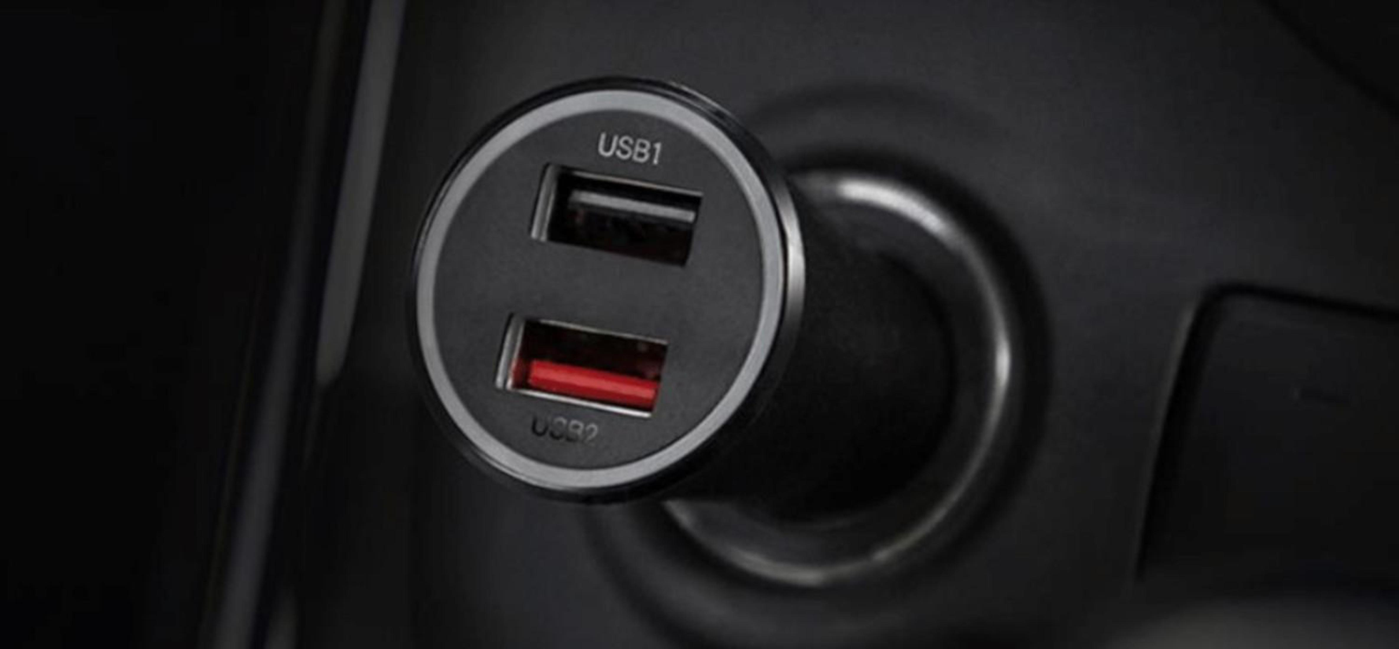 Ładowarka samochodowa z dwoma portami USB. USB1 czarny, USB2 czerwony. Na czarnej powierzchni.