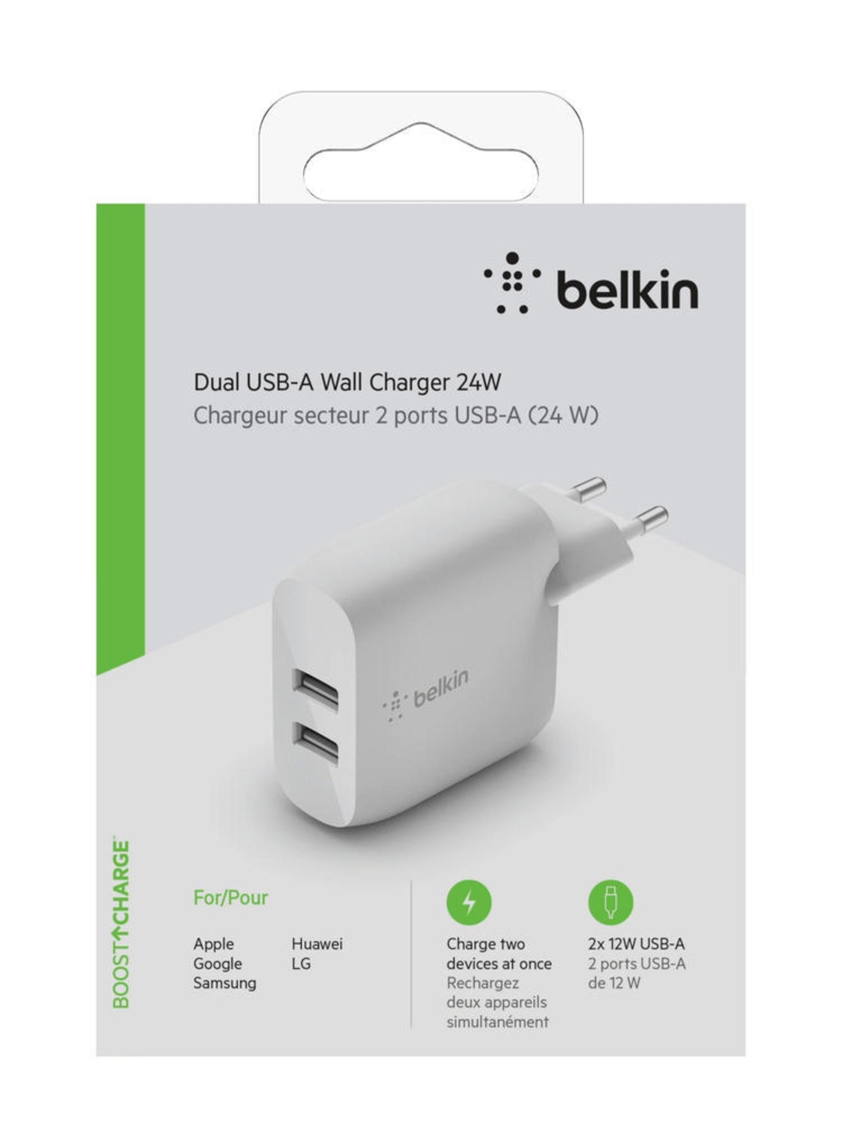 Caricabatterie da muro Belkin USB-A dual. Caricatore bianco con due porte USB. Testo: Carica due dispositivi alla volta. 24W.