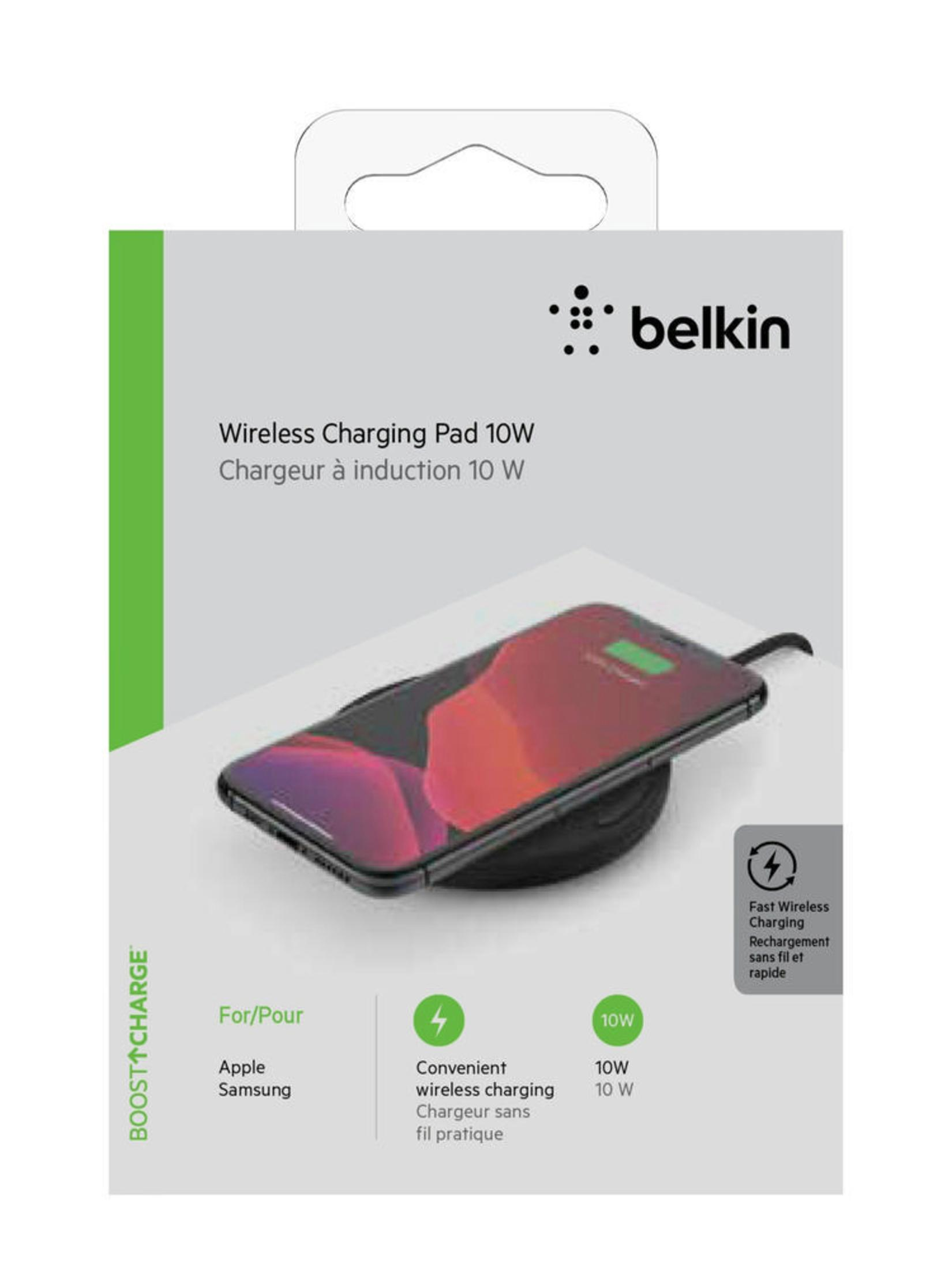 Kabelloses Ladepad mit Telefon oben, mit dem Belkin-Logo. Das Telefon wird geladen.