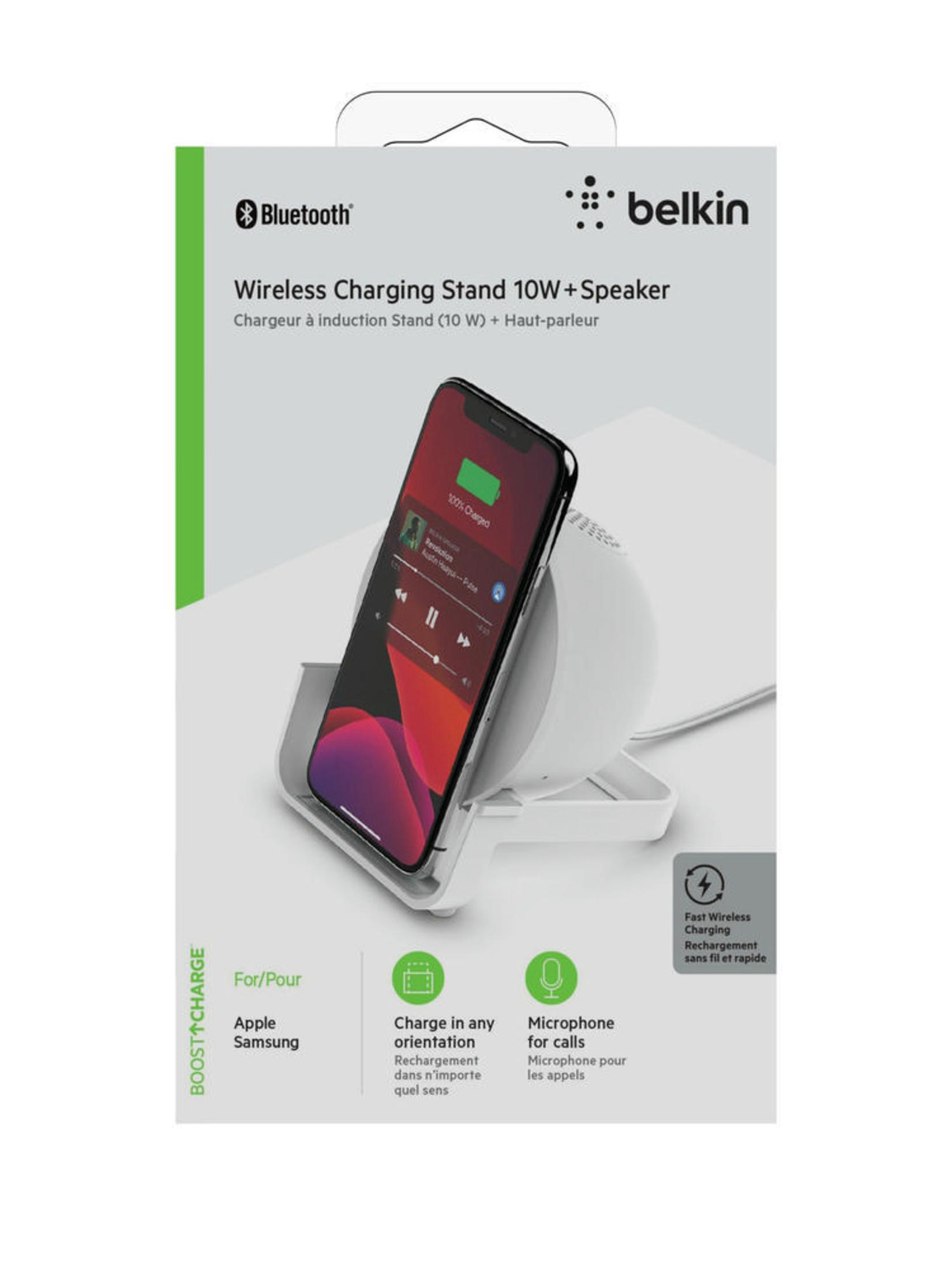Soporte de carga inalámbrico Belkin blanco con un teléfono cargándose. El texto menciona la carga rápida.