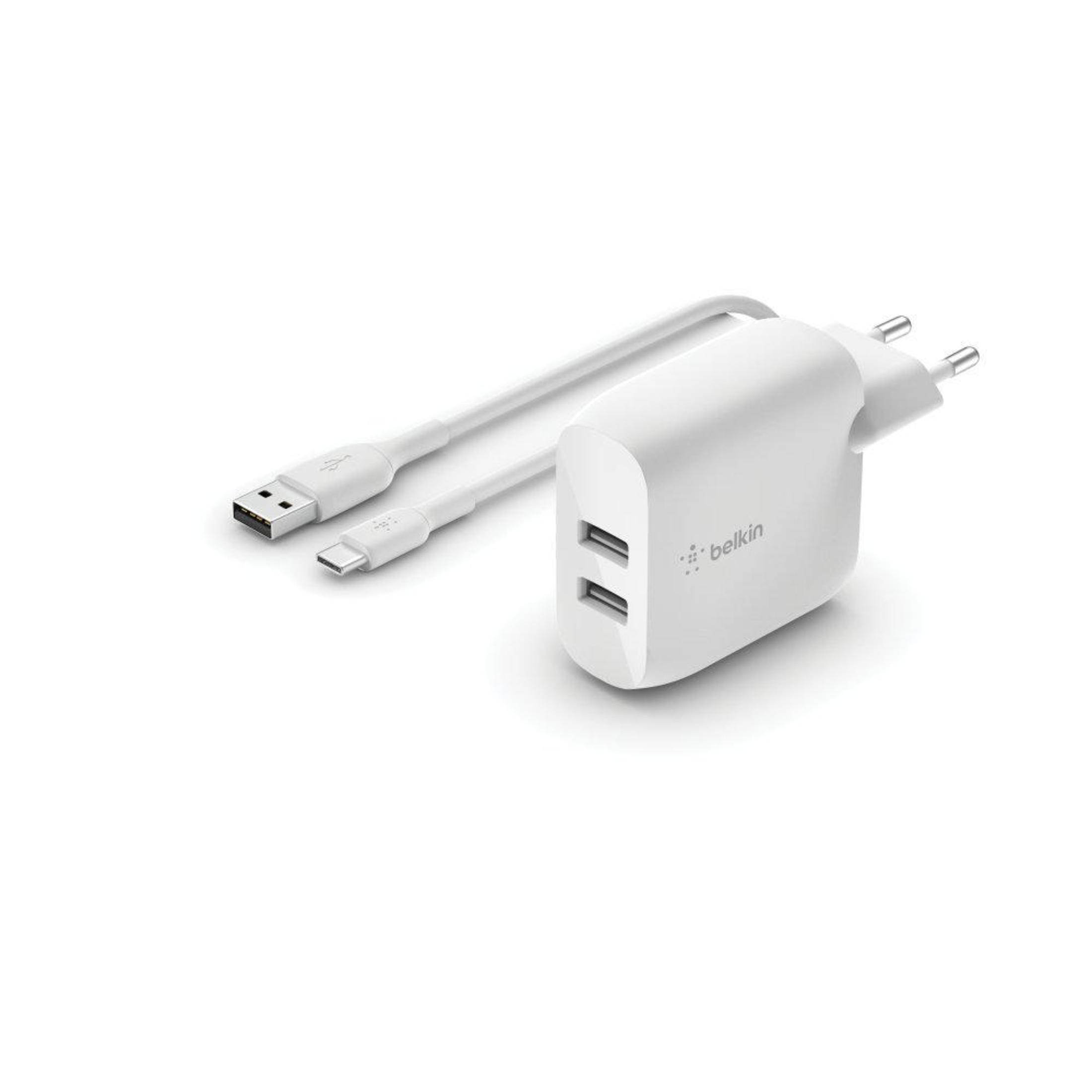 Caricatore bianco con cavi USB e USB-C, due porte USB, logo Belkin sul lato.