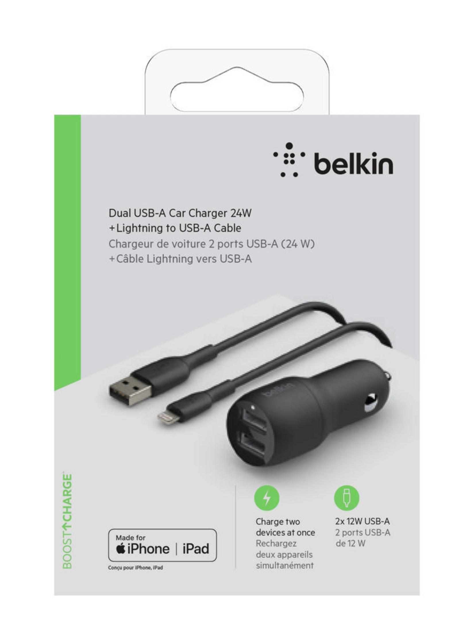 Zwarte Belkin USB-autolader met twee poorten en een Lightning-naar-USB-A-kabel.