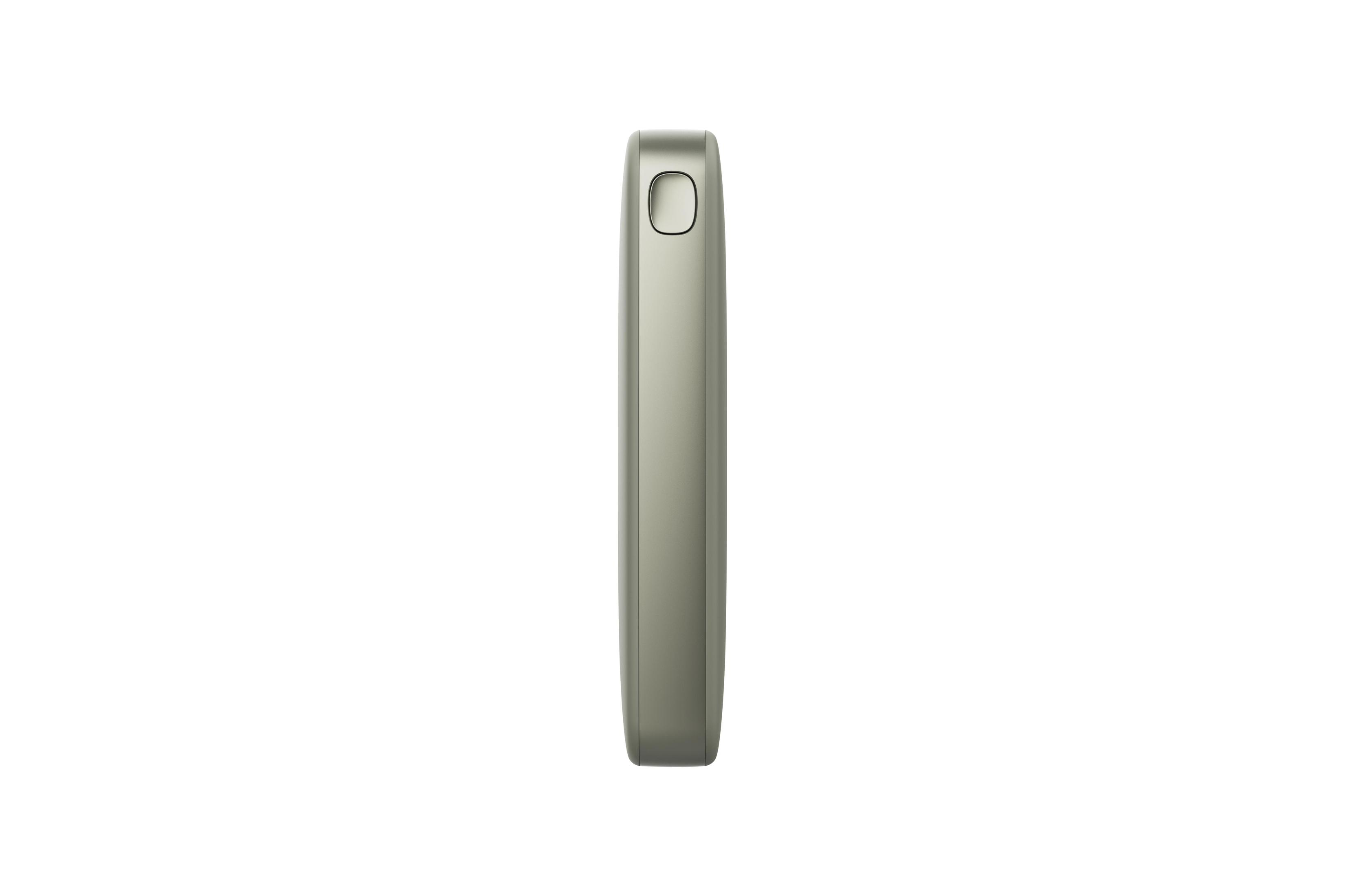 Un power bank sottile, color argento. La forma è rettangolare con un'estremità arrotondata e un foro.