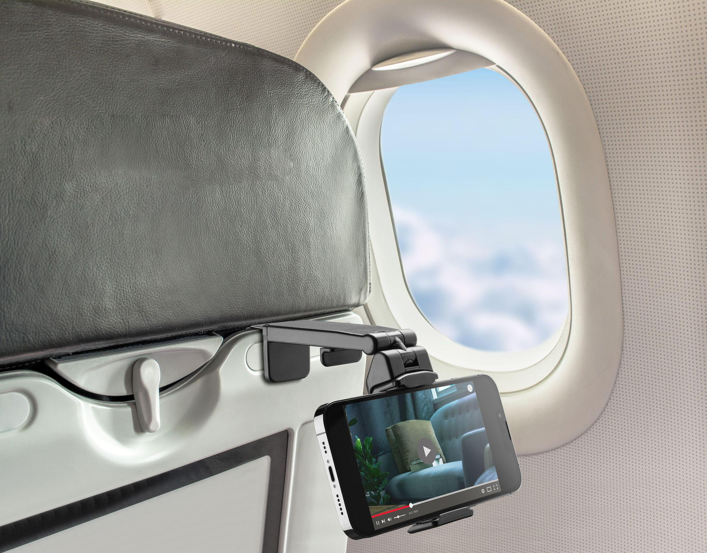 Un telefono montato su un sedile di aereo, che riproduce un video. La finestra è visibile.