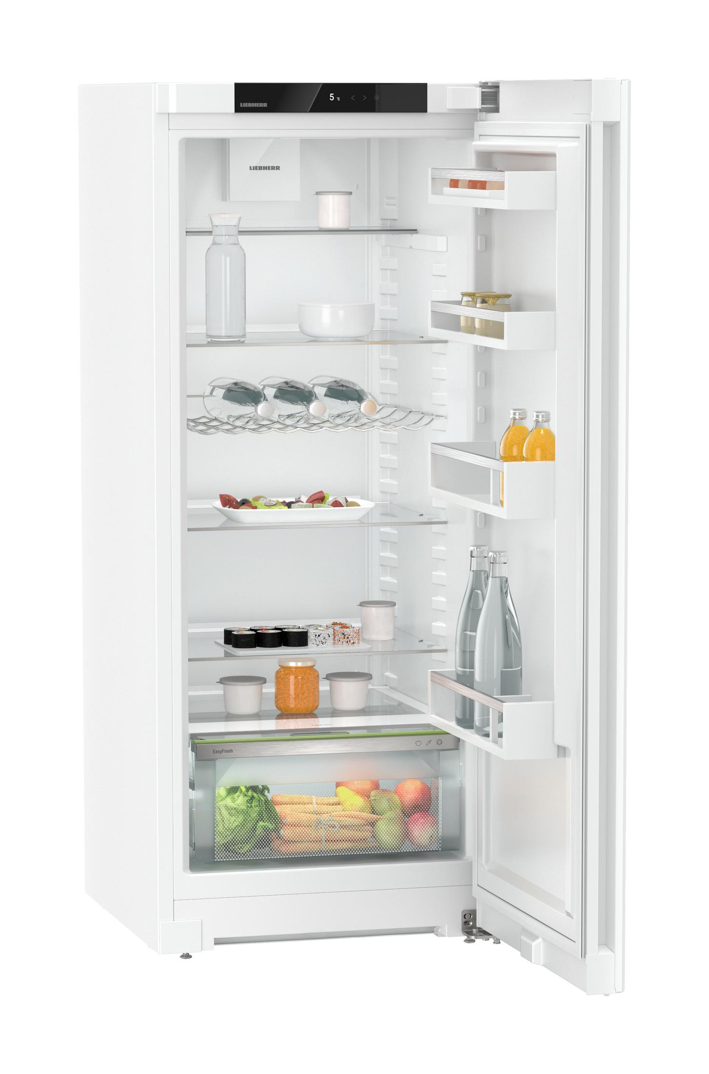 Un frigorifero bianco con la porta aperta. Il frigorifero è pieno di cibo e bevande. Interno bianco.