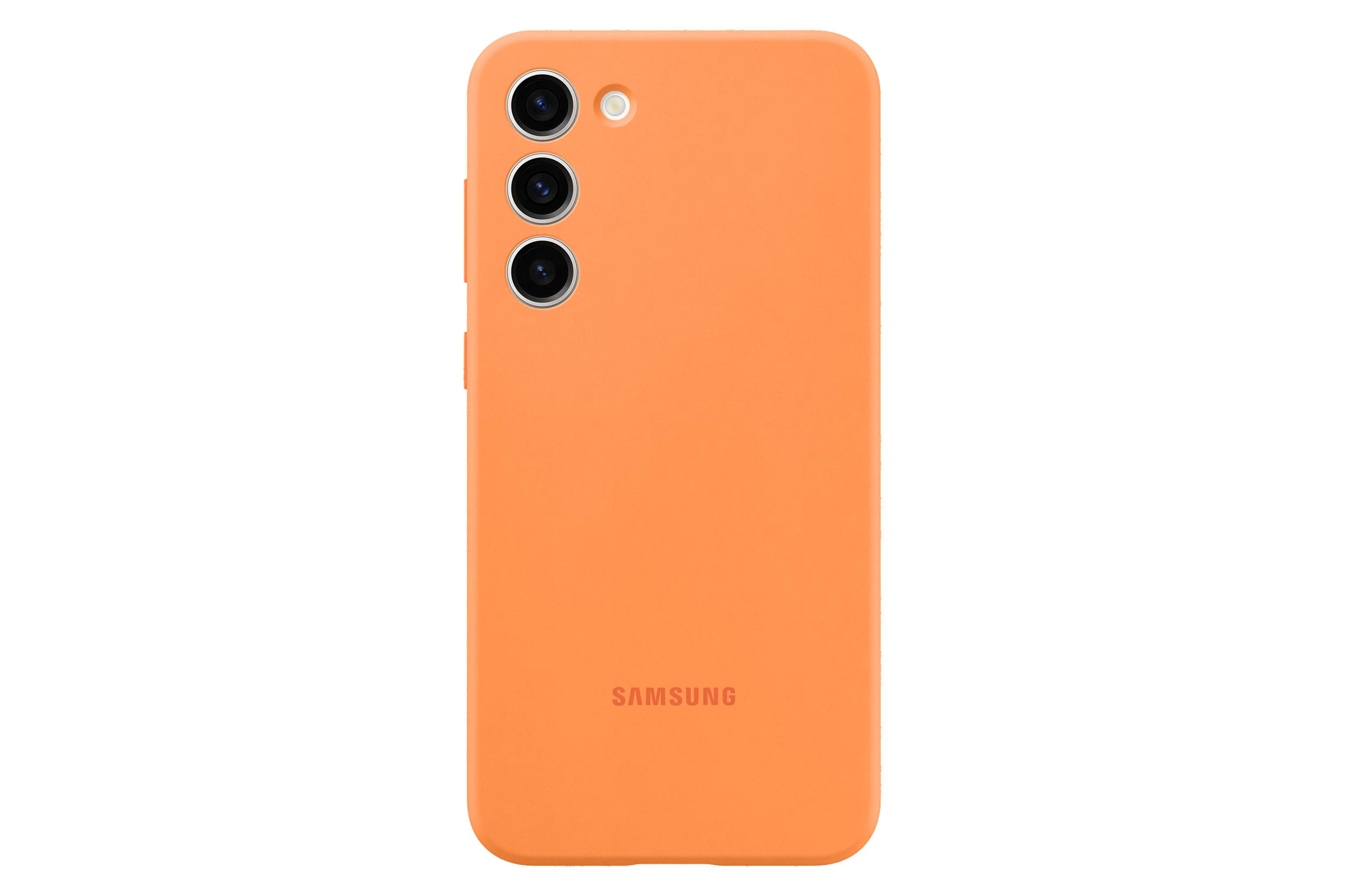 Eine orangefarbene Handyhülle. Sie hat drei Kameralinsen auf der Rückseite und das Samsung-Logo.
