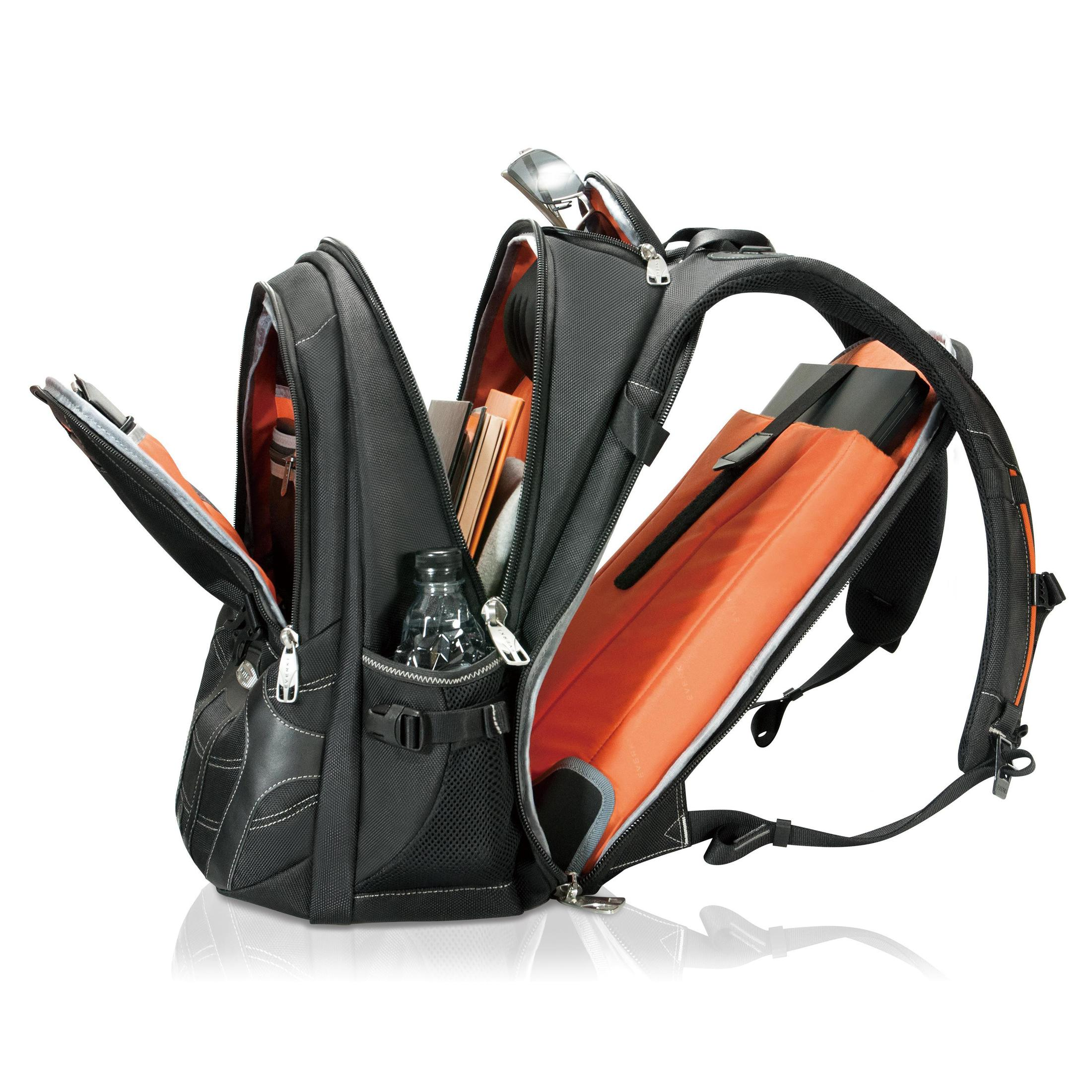 Schwarzer Rucksack, offen mit mehreren Fächern. Zeigt Wasserflasche und andere Gegenstände.