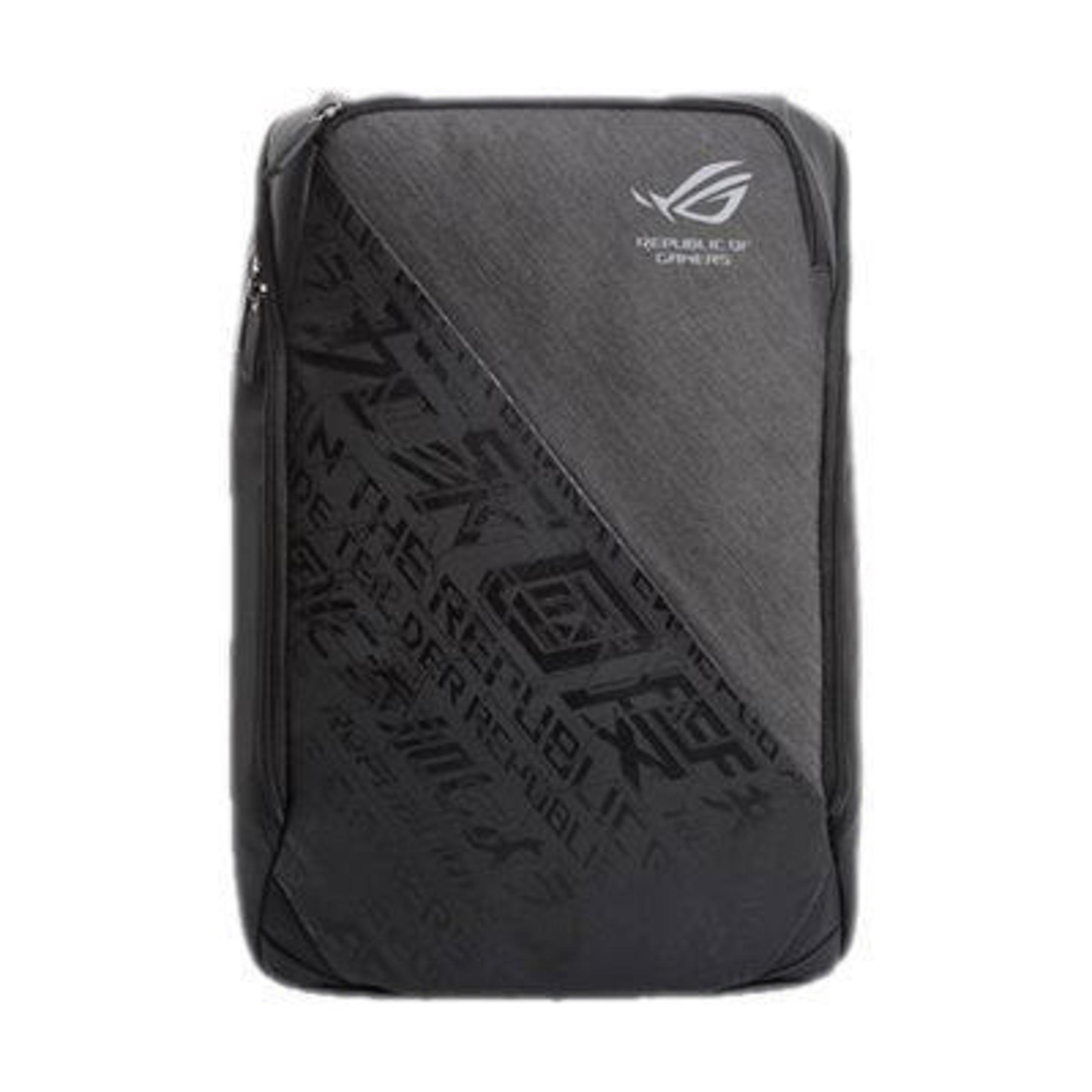 Schwarze Laptoptasche mit ROG-Logo und Text, auf weißem Hintergrund schräg gestellt.