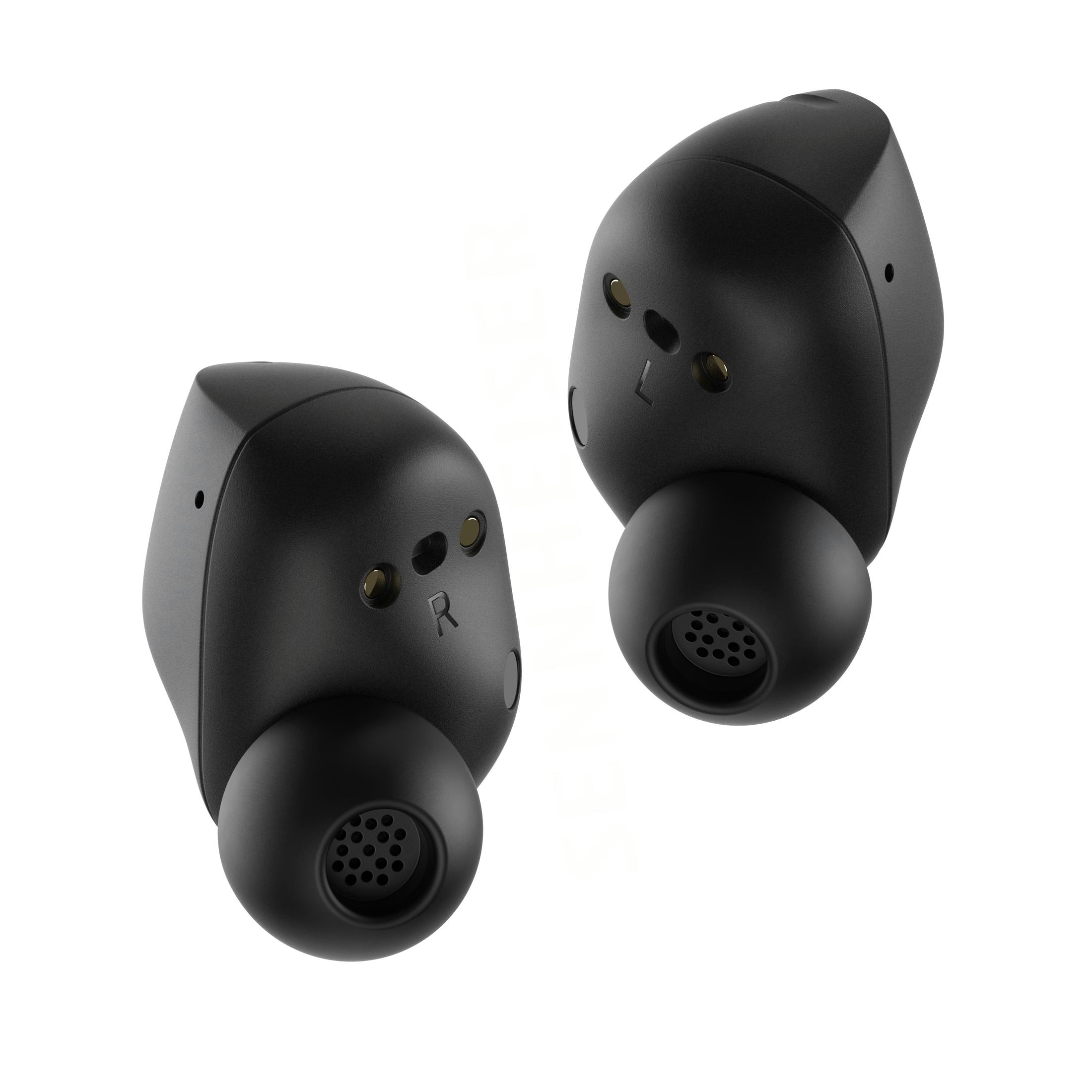 Dos auriculares negros, en ángulo, aislados en blanco, primer plano.