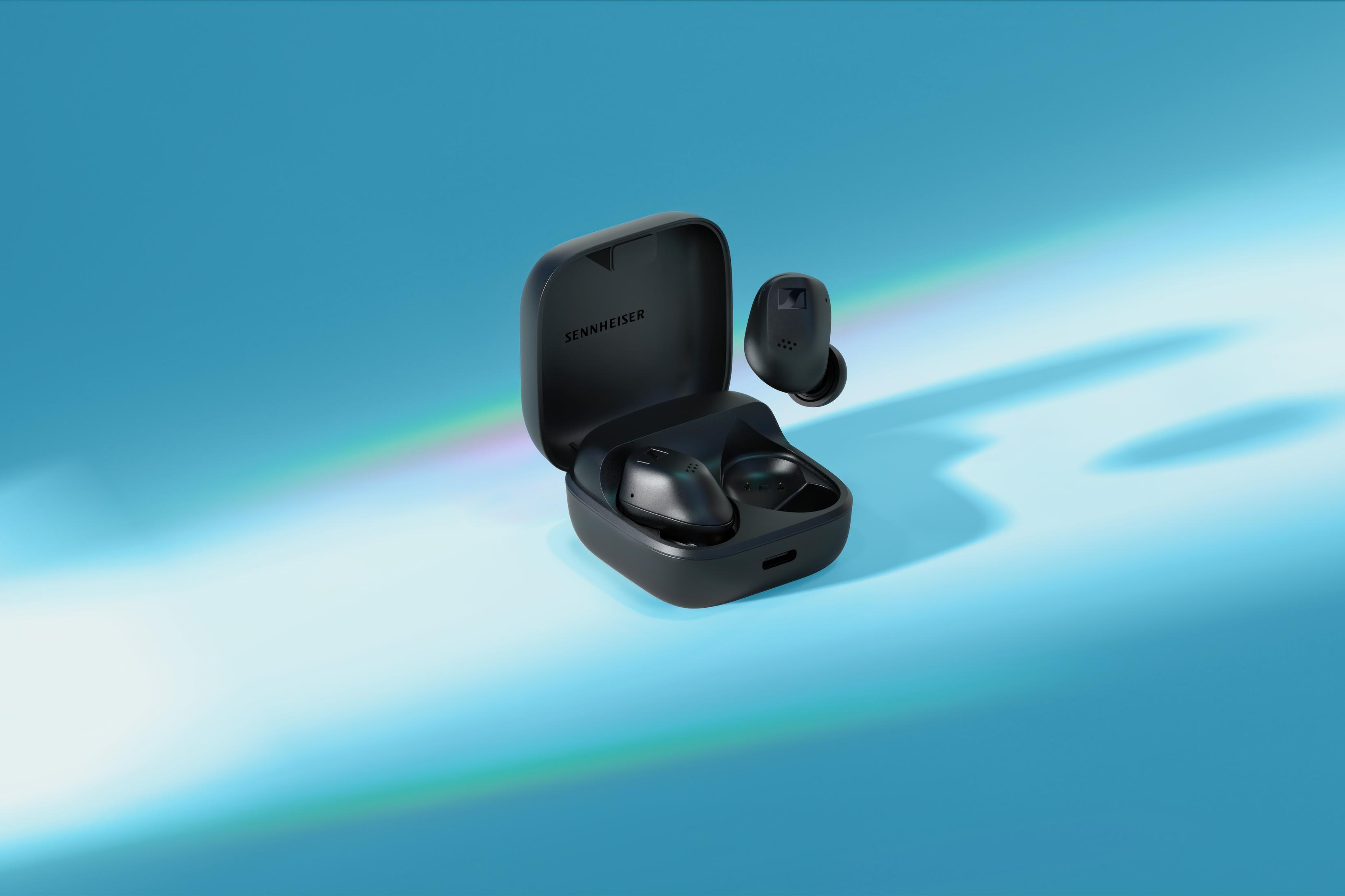 Auriculares negros dentro de un estuche de carga negro. El fondo tiene un gradiente azul.