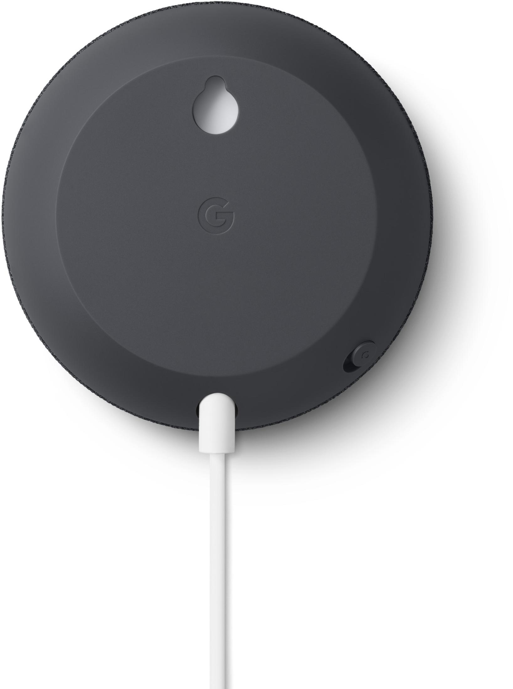 Un Google Nest Mini grigio scuro con un cavo di alimentazione bianco. Il retro mostra un foro.