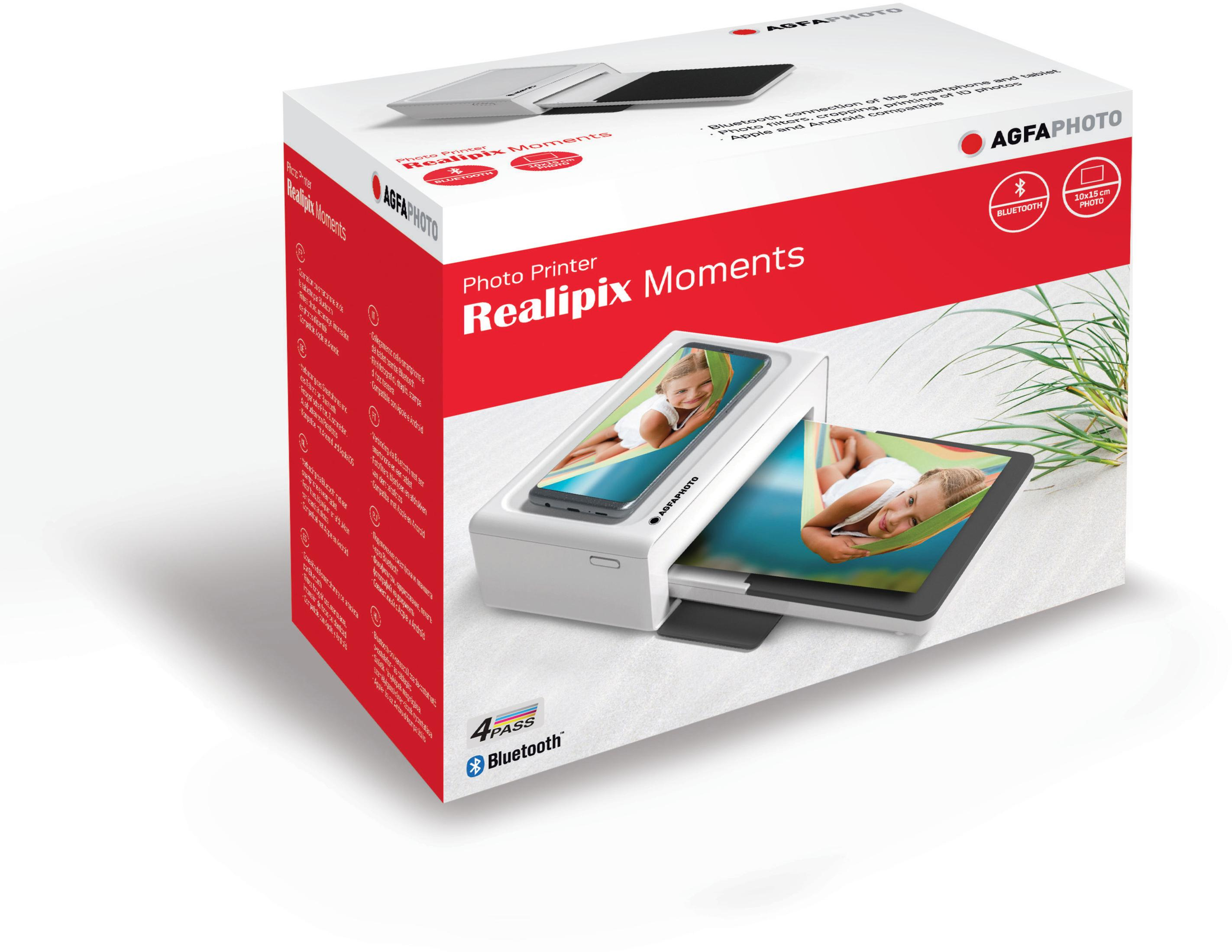 Czerwono-białe pudełko z drukarką do zdjęć i zdjęciem dziewczyny na hamaku.