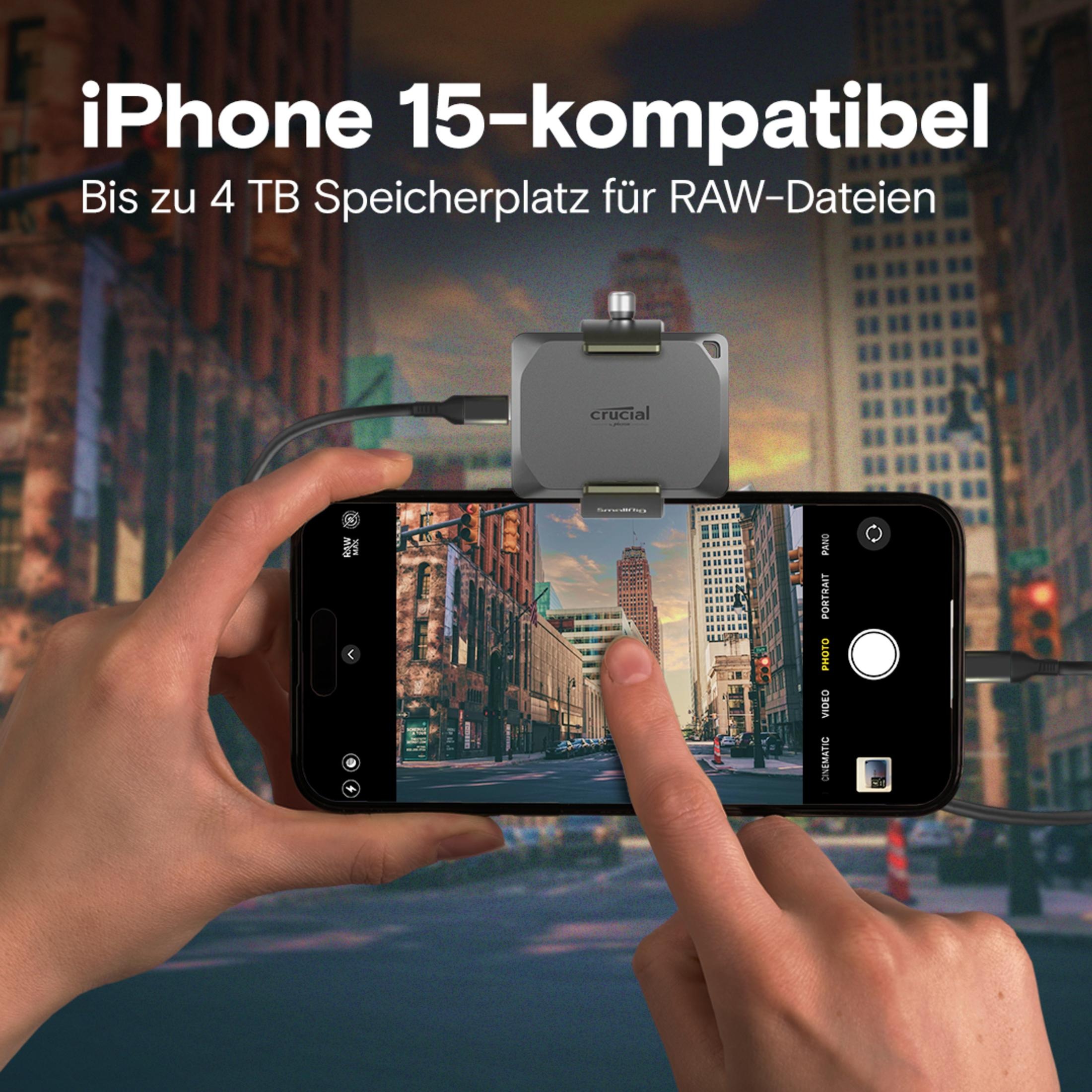 Telefon z podłączonym urządzeniem. Ekran pokazuje miasto, palec dotyka ekranu. Tekst: Kompatybilny z iPhone 15.