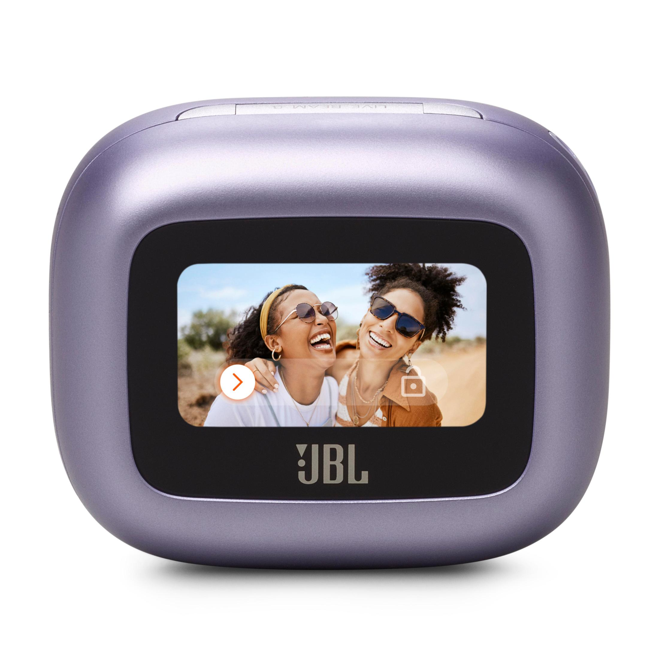 Altoparlante JBL viola con schermo che mostra due donne sorridenti. Sfondo bianco.