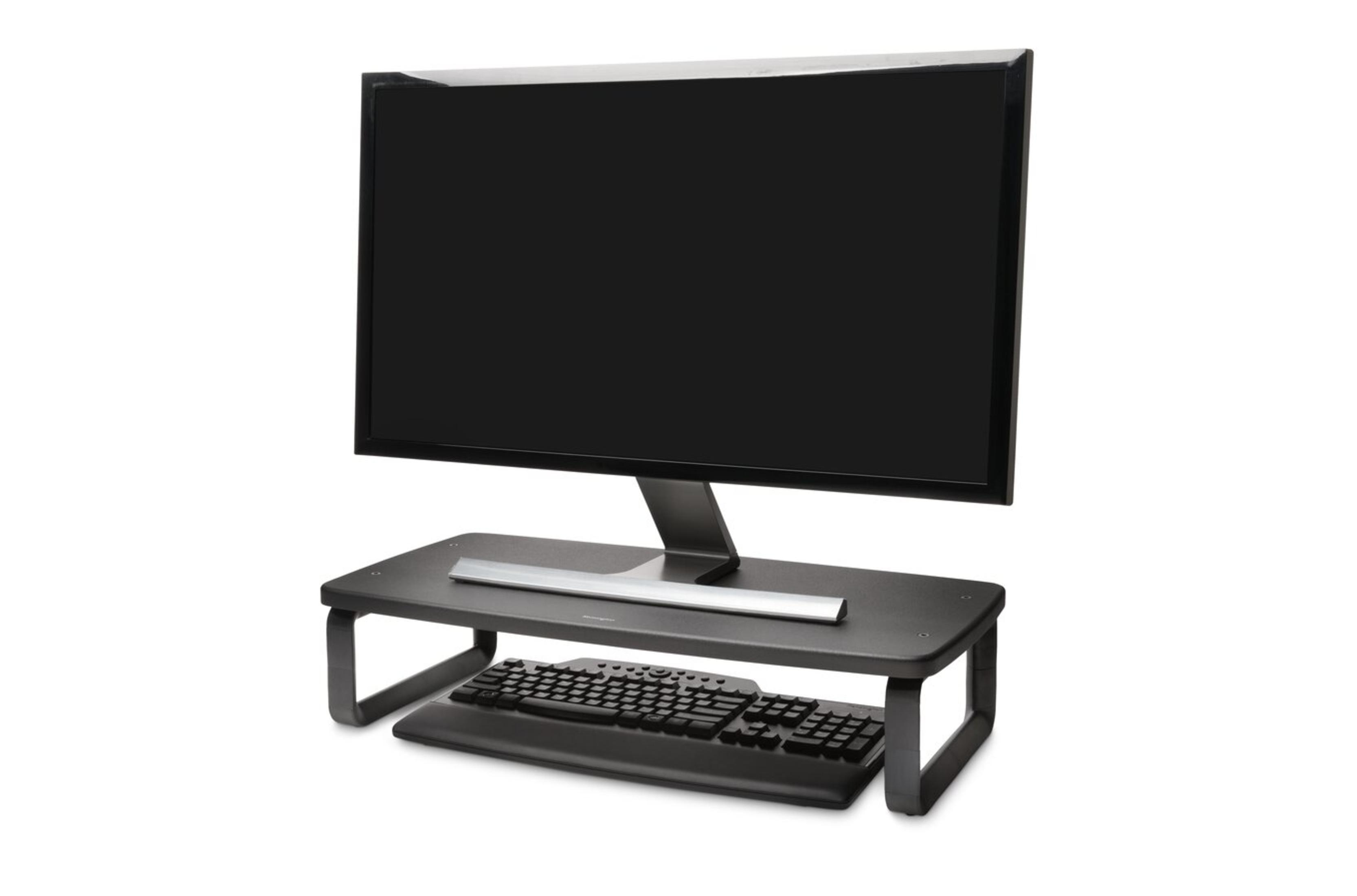 Een computermonitor op een zwart statief met een toetsenbord ervoor, tegen een witte achtergrond.