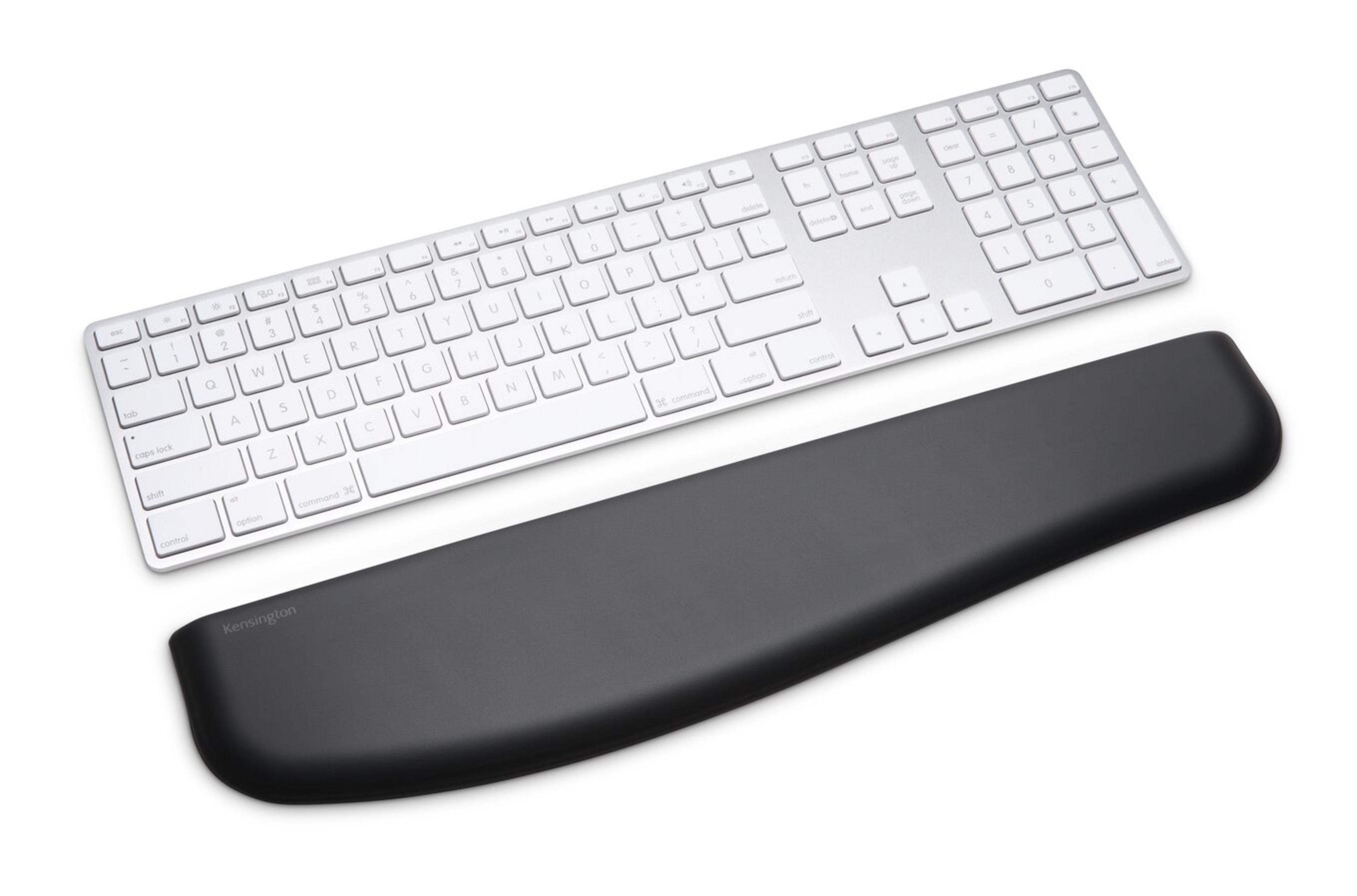 Clavier argenté avec repose-poignet noir. Le clavier est long et rectangulaire.