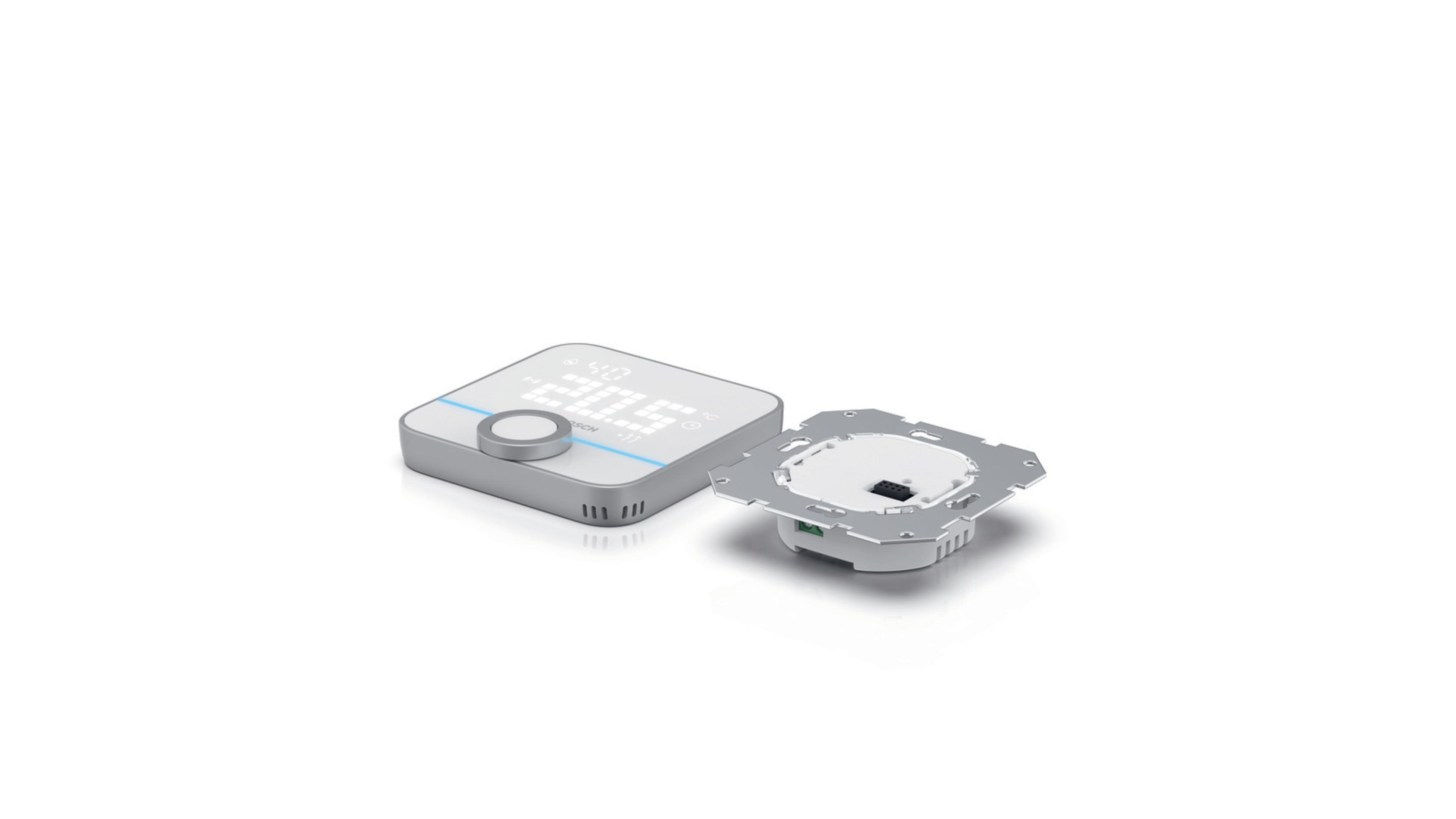 Smart Home Thermostat und Basis. Digitalanzeige zeigt die Temperatur. Weißer Hintergrund.