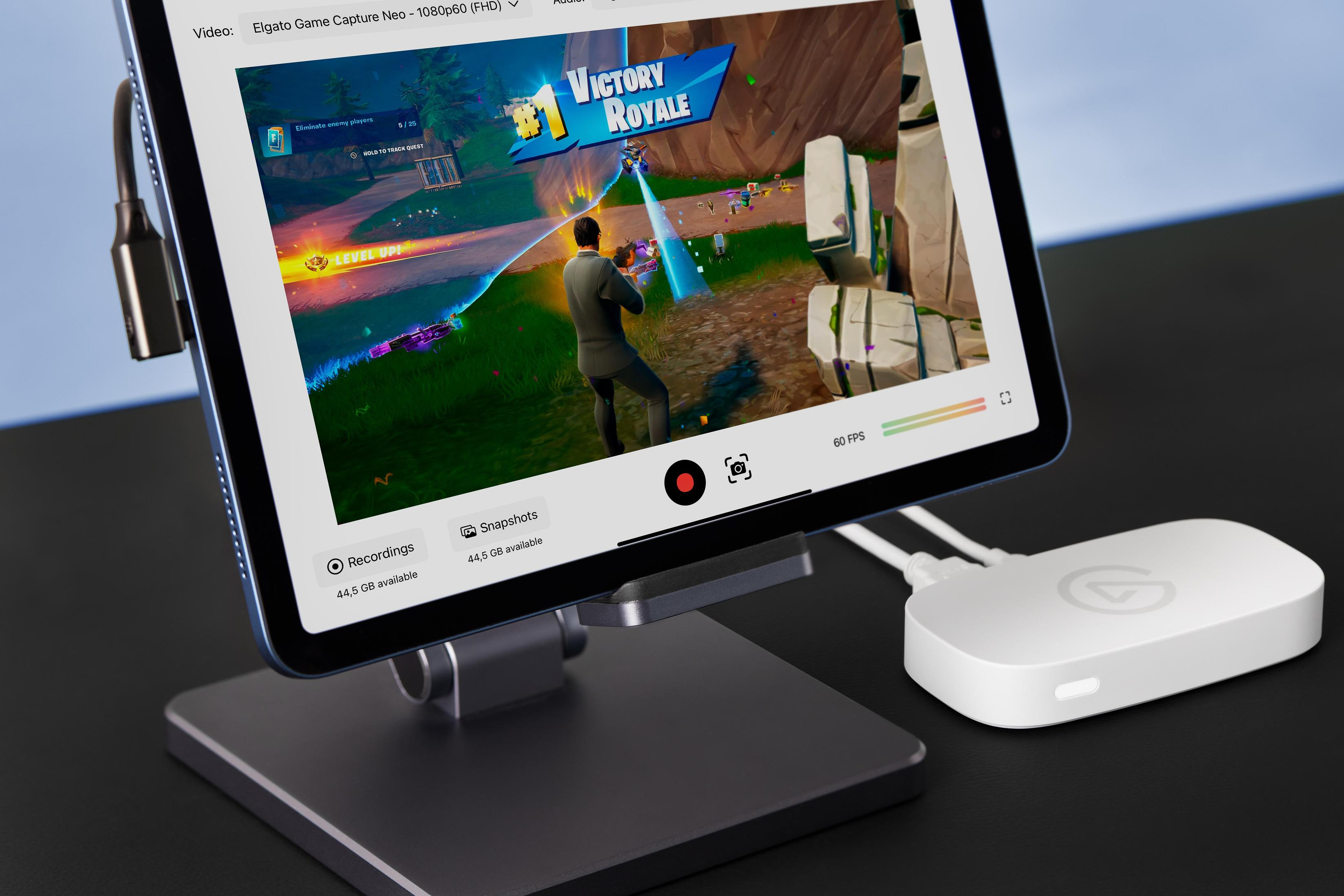 Tableta mostrando un juego, conectada a un dispositivo de captura. Escritorio.