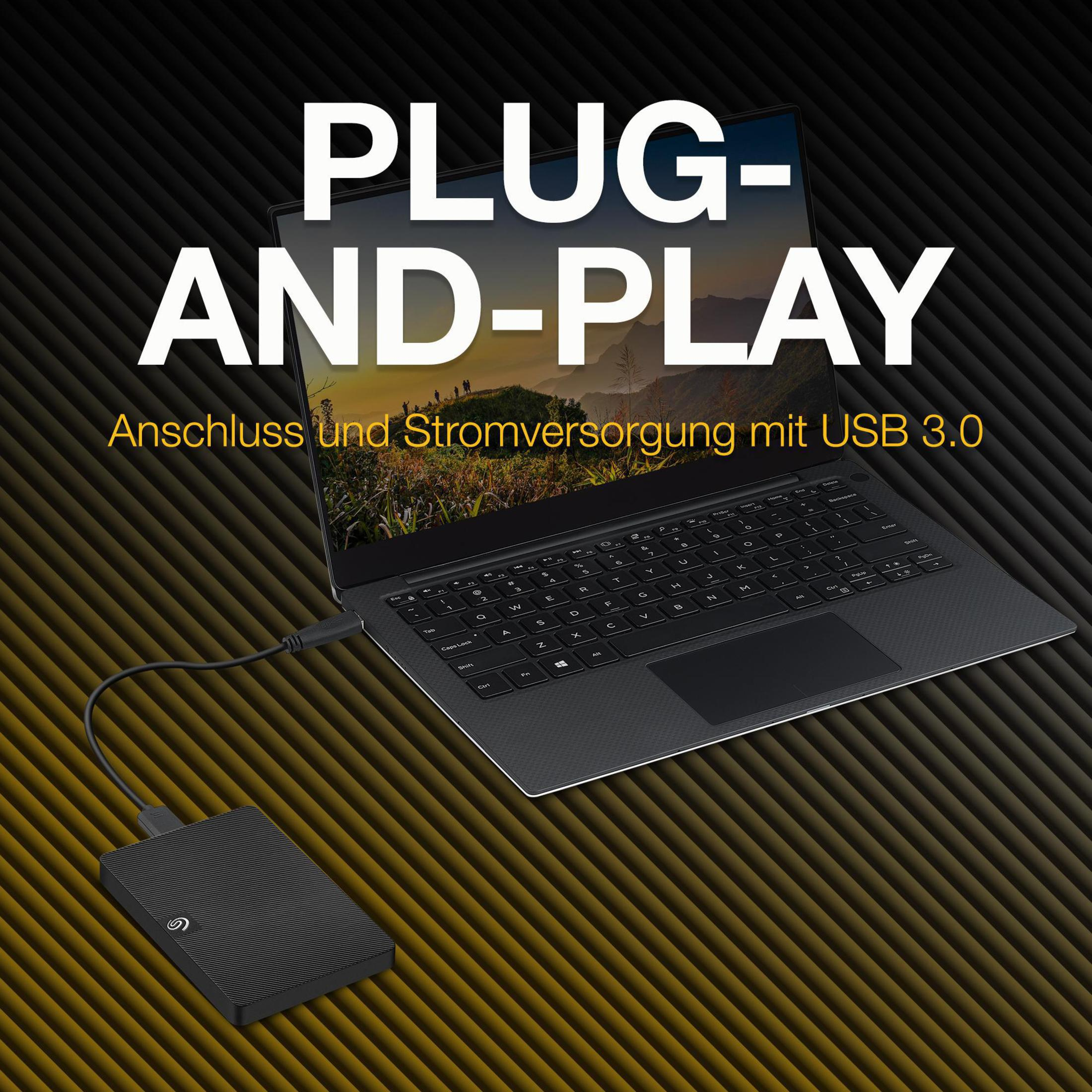 Laptop collegato a un disco rigido esterno con un cavo USB.