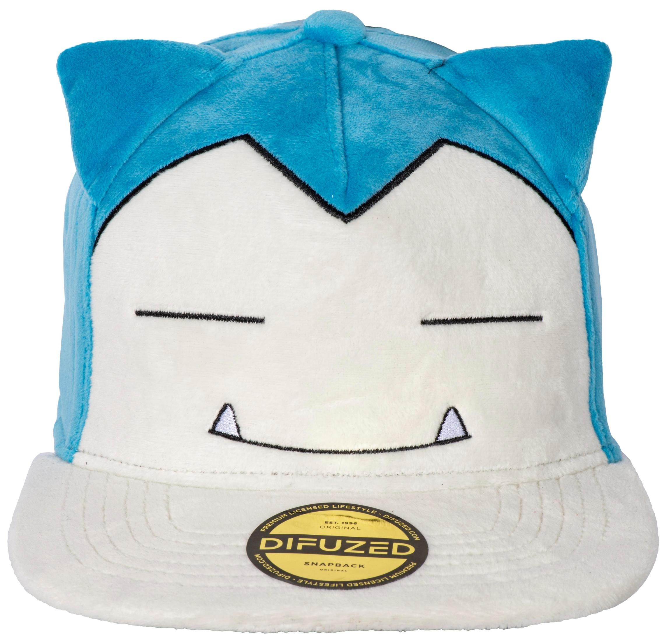 Blaue Snorlax-Mütze mit weißem Gesicht und gelbem Etikett.