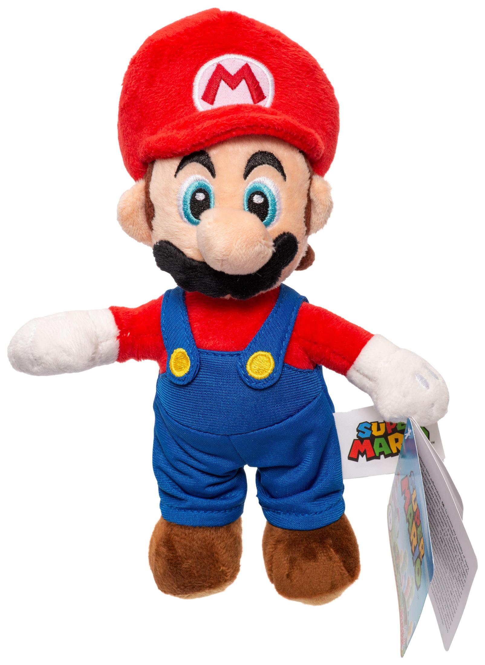 Eine Plüschpuppe von Mario mit roter Mütze und blauen Overalls, die ein Etikett hält, vor weißem Hintergrund.