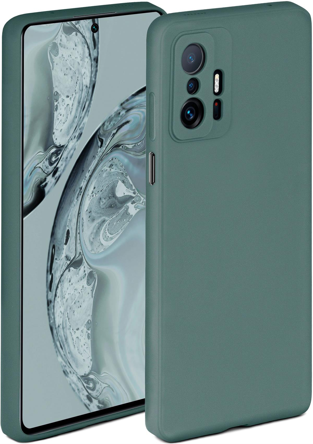 Eine grüne Handyhülle auf einem Telefon. Die Hülle ist auf dem Telefon und bedeckt es.