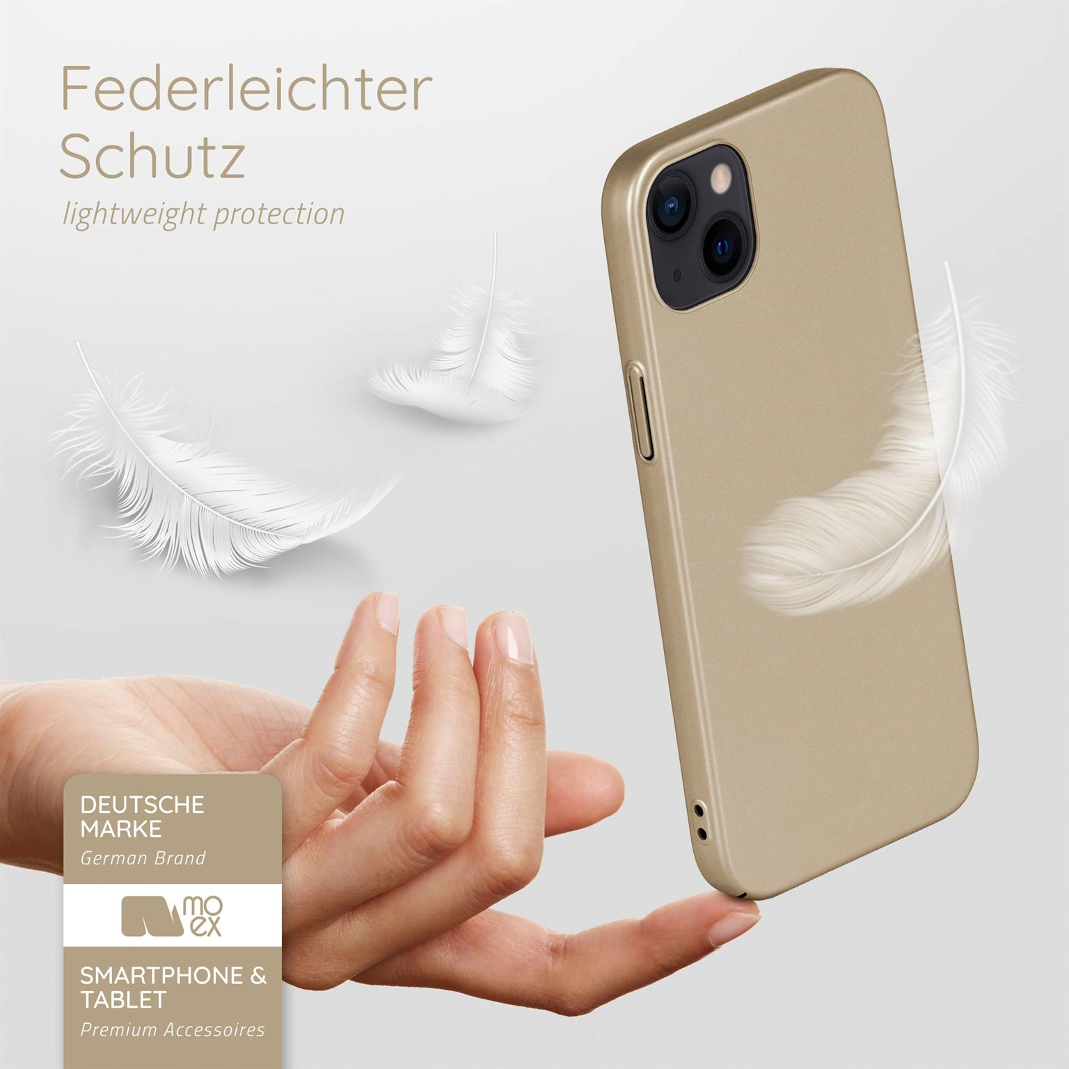 Eine Hand, die eine goldene Handyhülle hält, mit Federn, die in der Luft schweben. Die Hülle ist rechts.