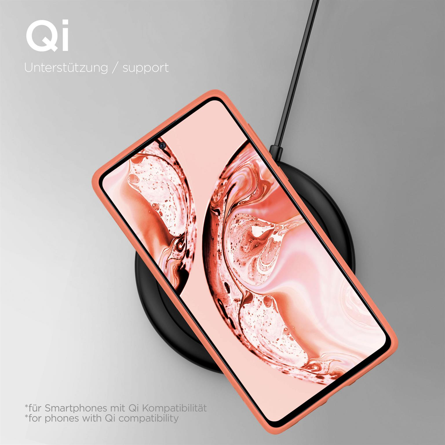 Telefon in orangefarbener Hülle auf schwarzem kabellosem Ladegerät. Text: Qi-Unterstützung. Das Telefon lädt.