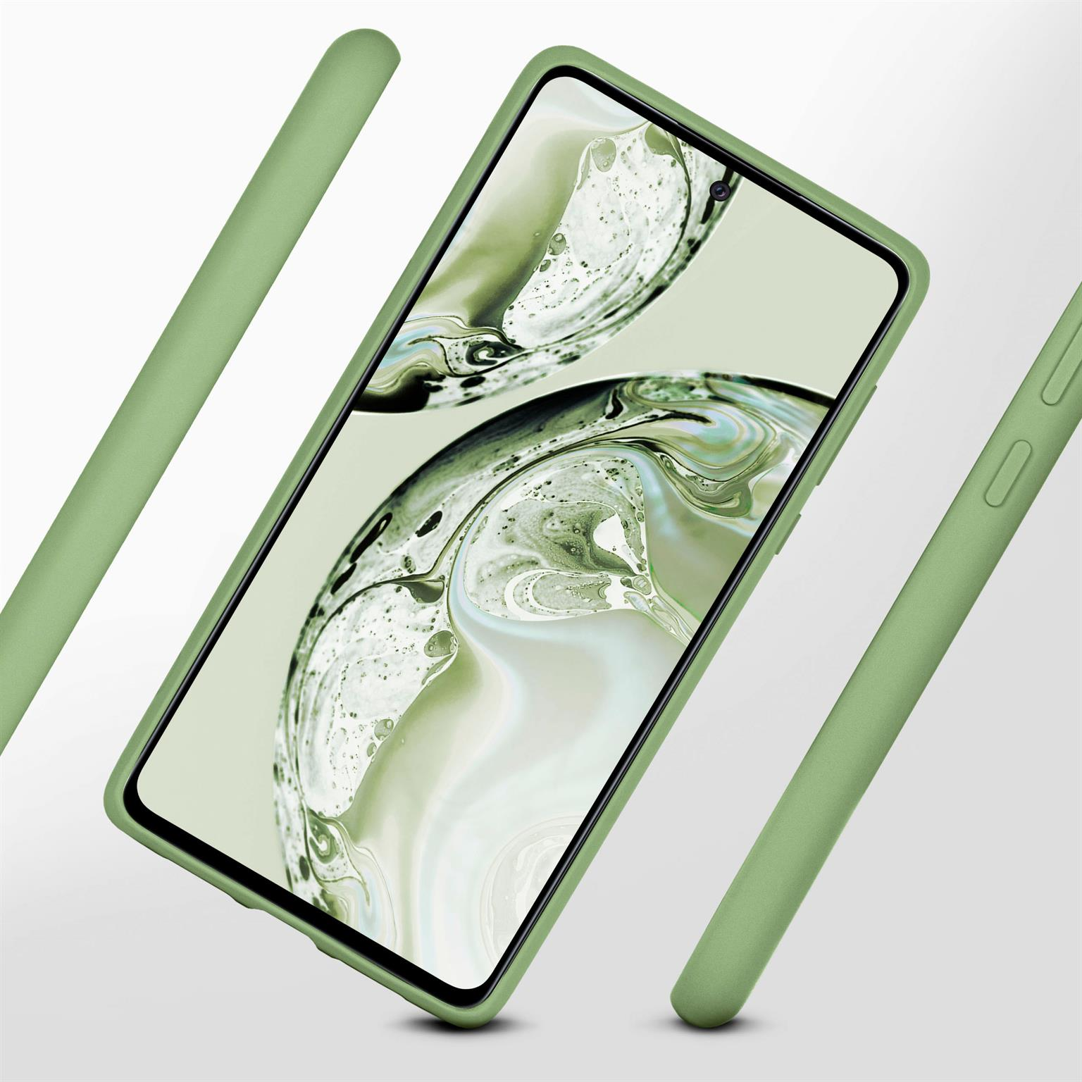 Grüne Handyhülle und Handy. Das Handy zeigt einen grünen Bildschirm. Grüner Hintergrund.