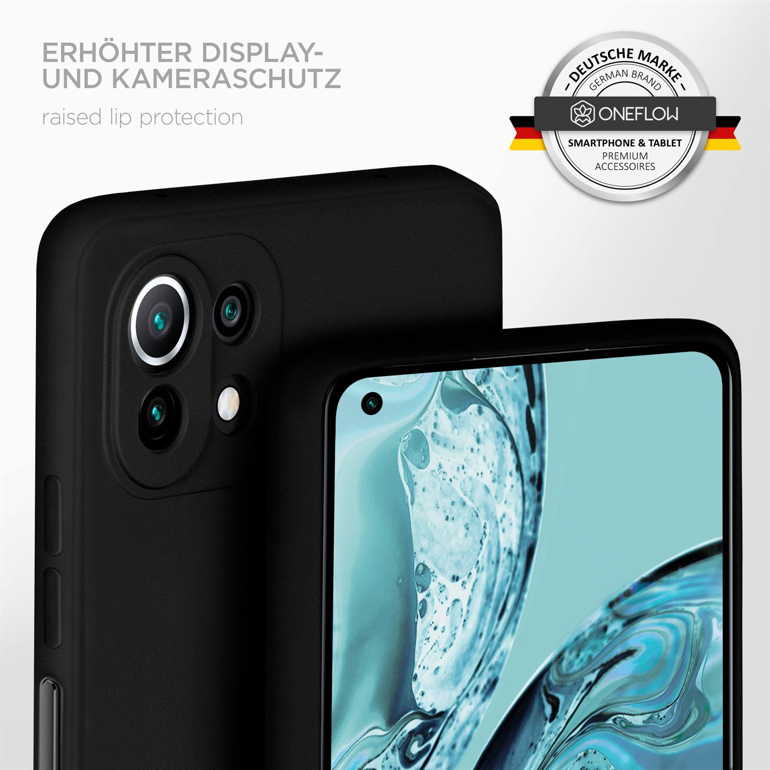 Schwarze Handyhülle auf einem Telefon, mit Markenlogo und erhöhtem Rand zum Schutz der Kamera.