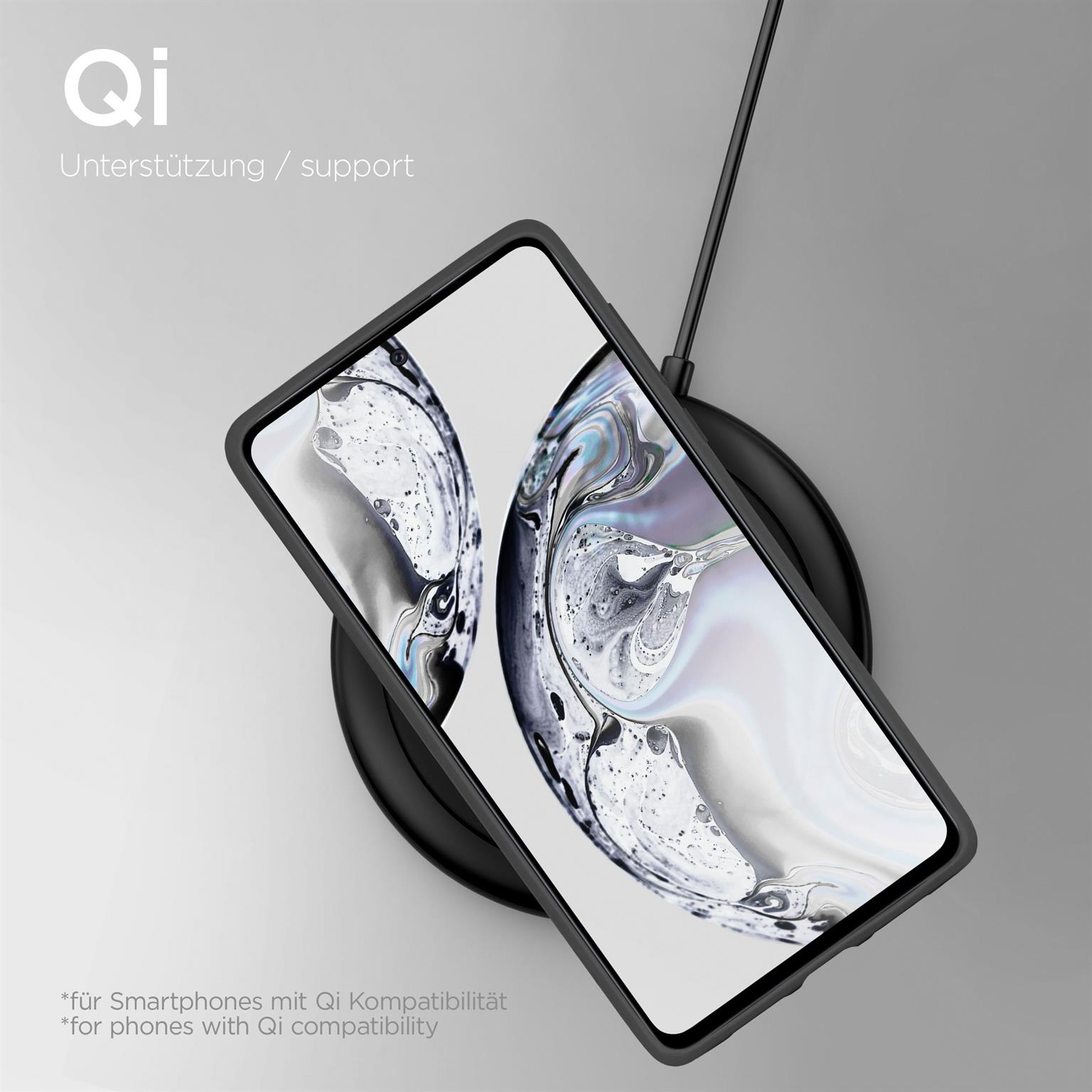 Eine blaue Handyhülle wird um ein Smartphone gezeigt. Das Telefon ist zentriert.