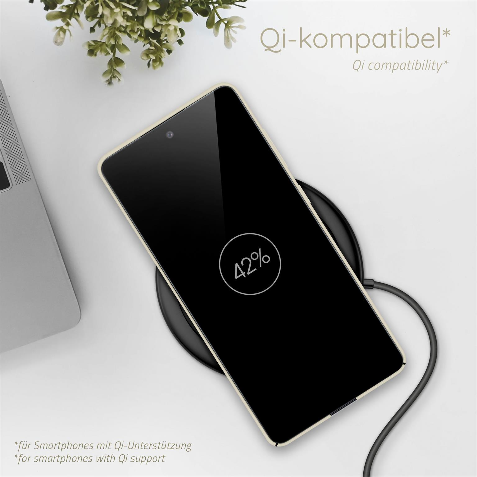 Ein Telefon in einem cremefarbenen Gehäuse wird drahtlos mit 42% Akku auf einem schwarzen Pad aufgeladen.