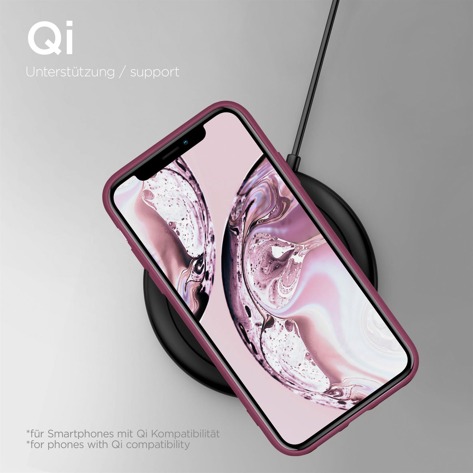 Ein Telefon in einer rosa Hülle, das auf einem kabellosen Ladepad geladen wird.