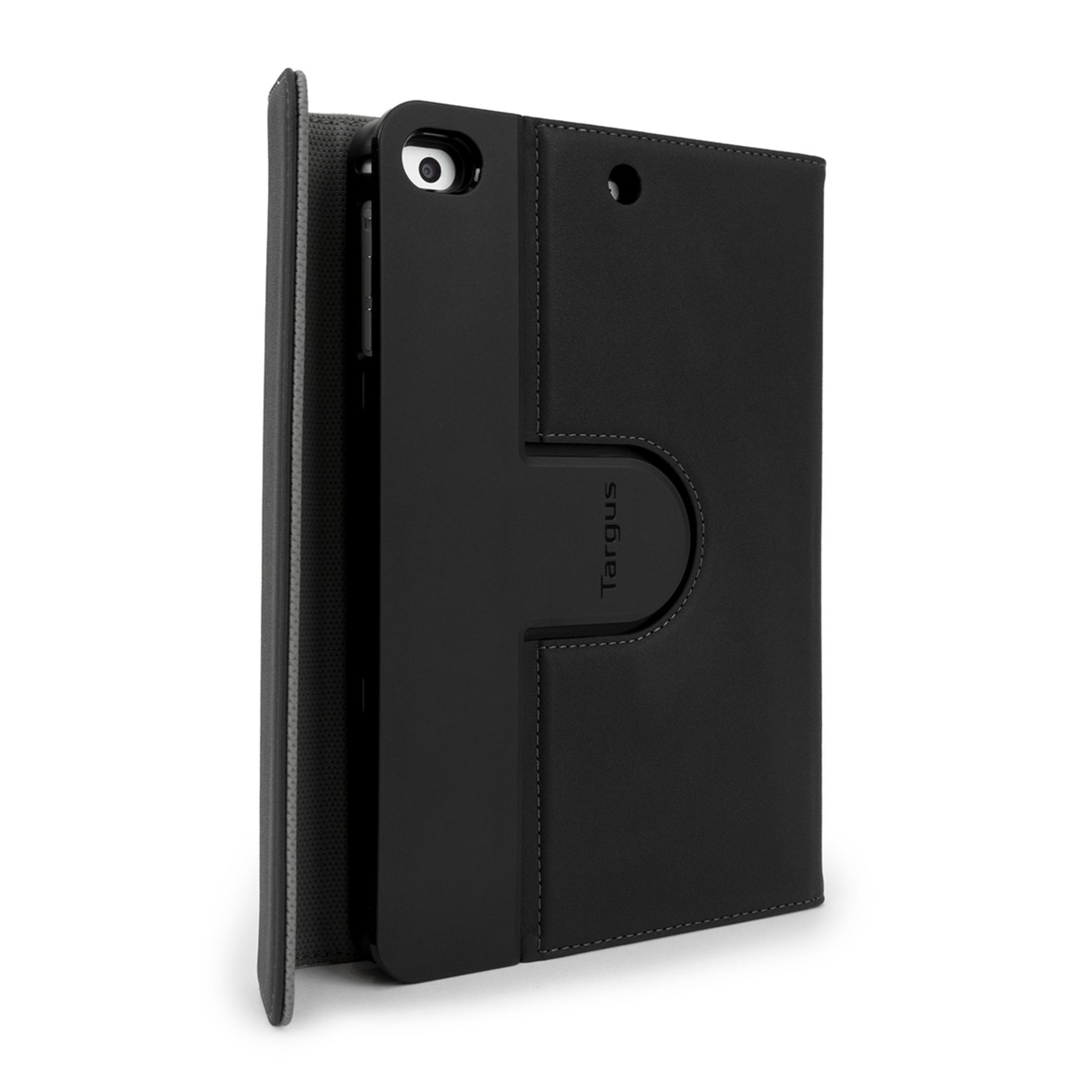 Schwarze Tablethülle, geöffnet. Die Abdeckung ist geöffnet und gibt das Tablet frei.