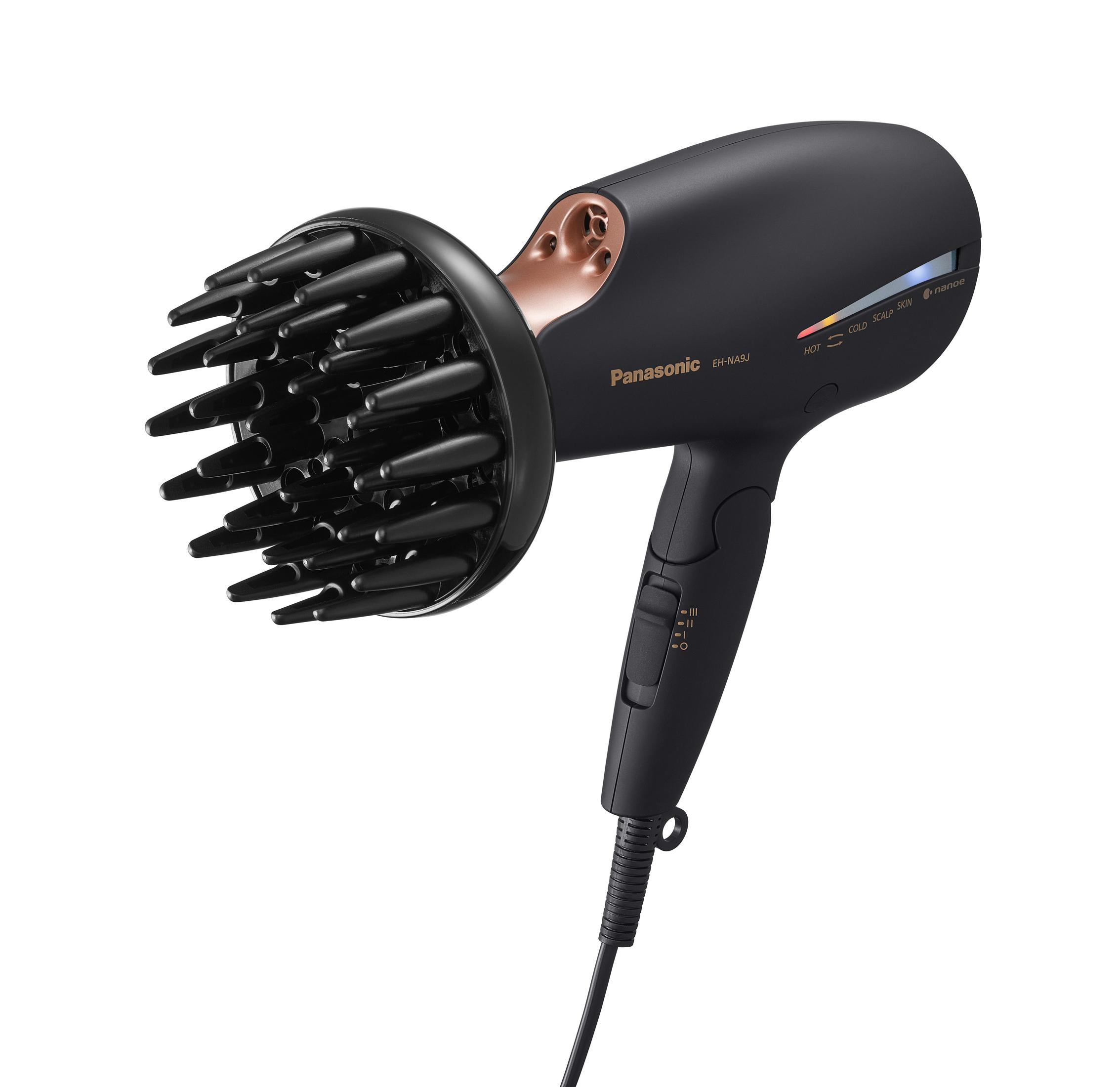 Czarna suszarka do włosów z nasadką dyfuzora. Ma złote akcenty i jest na białym tle.