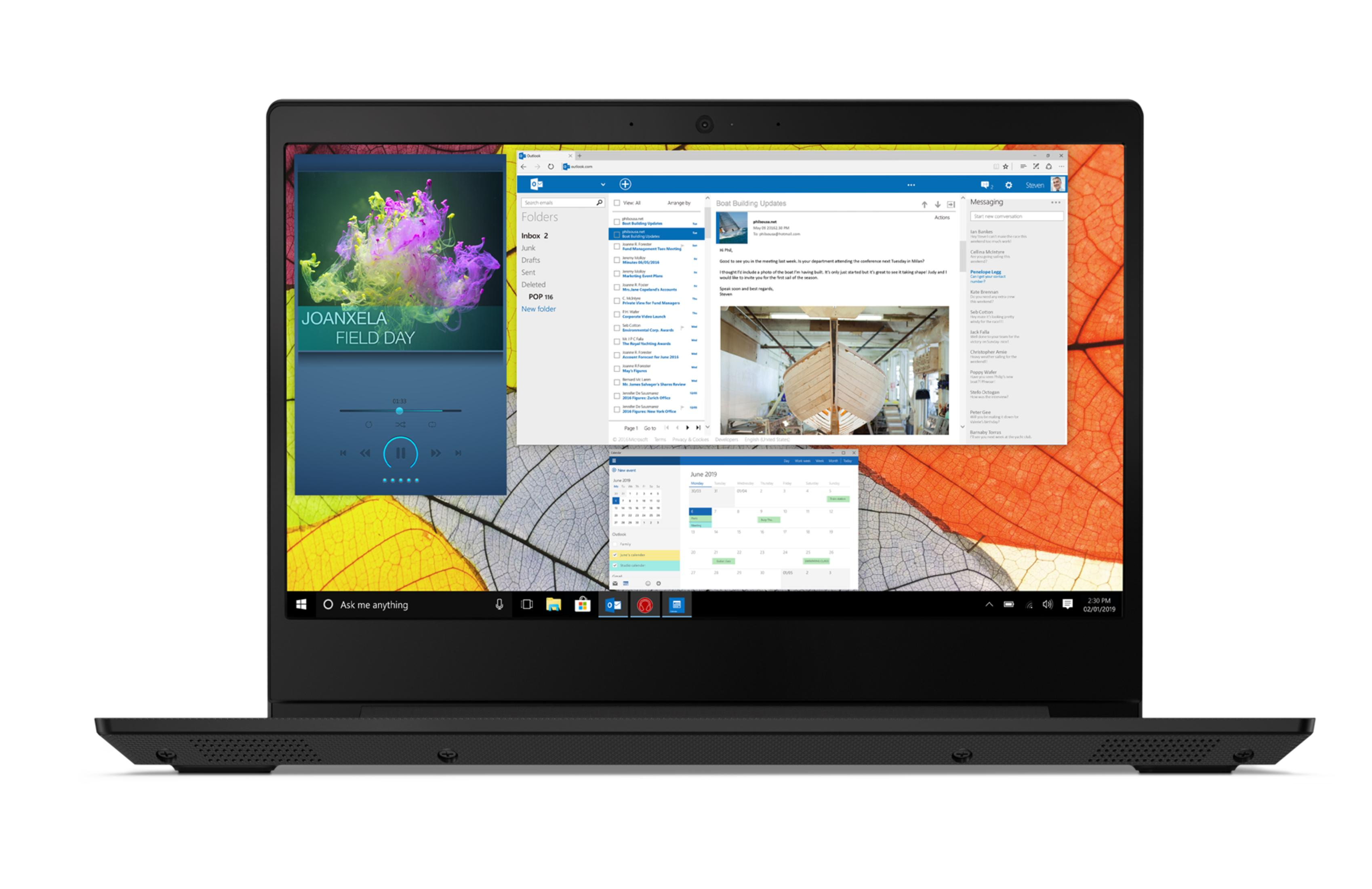 Schwarzer HP Laptop, Bildschirm zeigt Windows-Oberfläche, grün beleuchtete Tastatur, weißer Hintergrund.