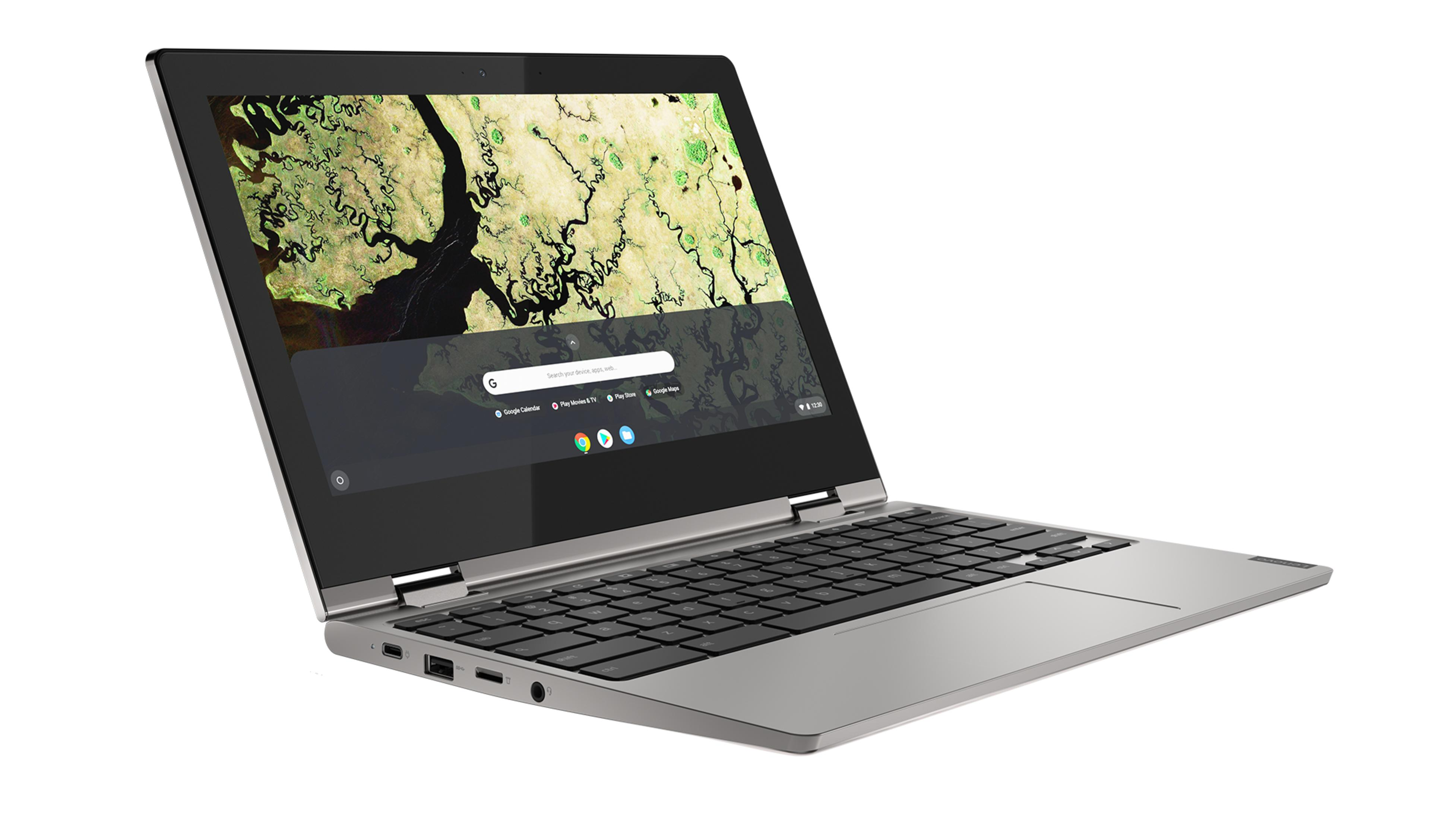 Ein silberner Laptop ist geöffnet. Der Bildschirm zeigt eine Webseite. Weißer Hintergrund.
