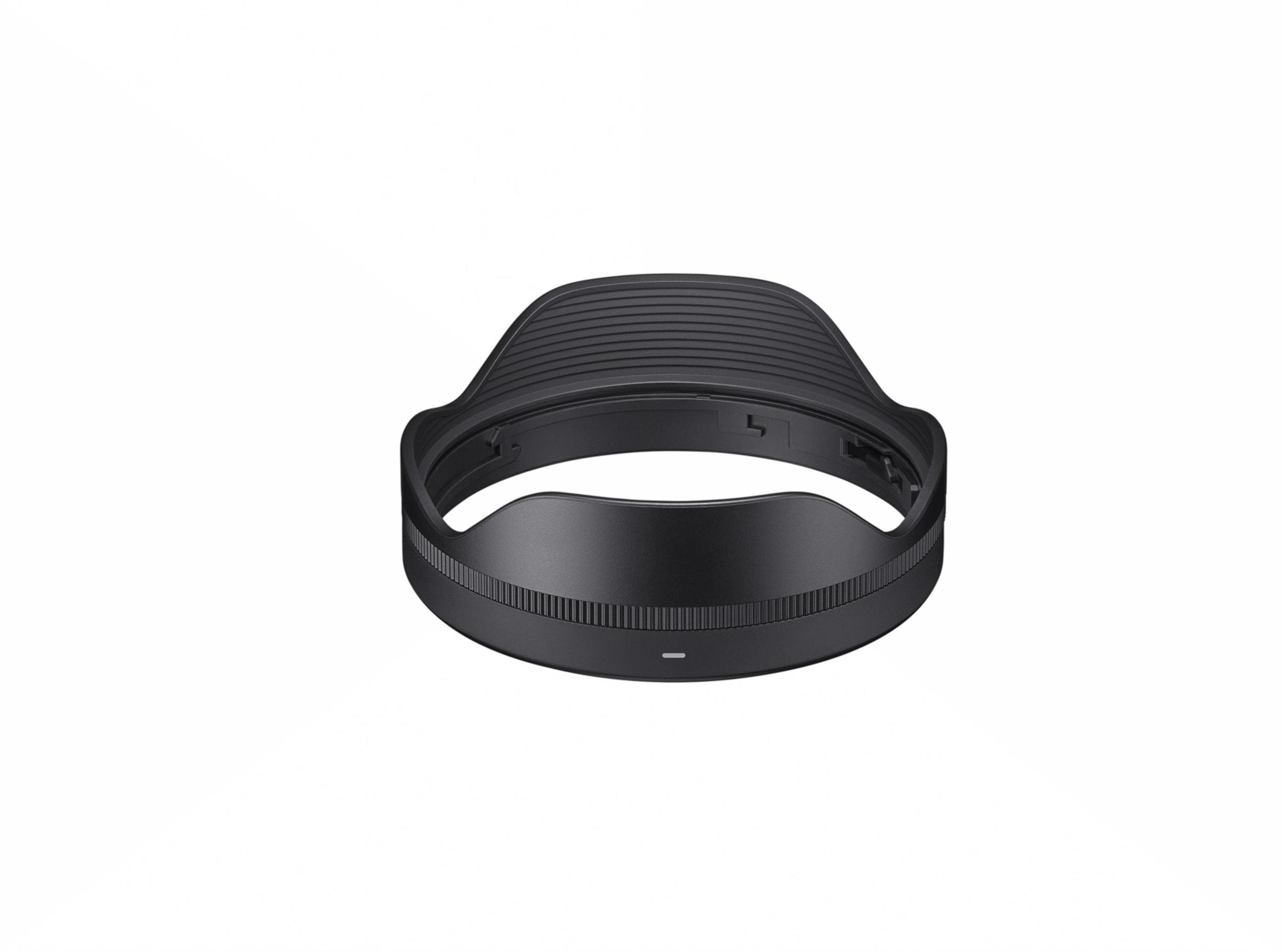 Czarna osłona obiektywu na białym tle. Akcesorium do obiektywu aparatu. Studio.